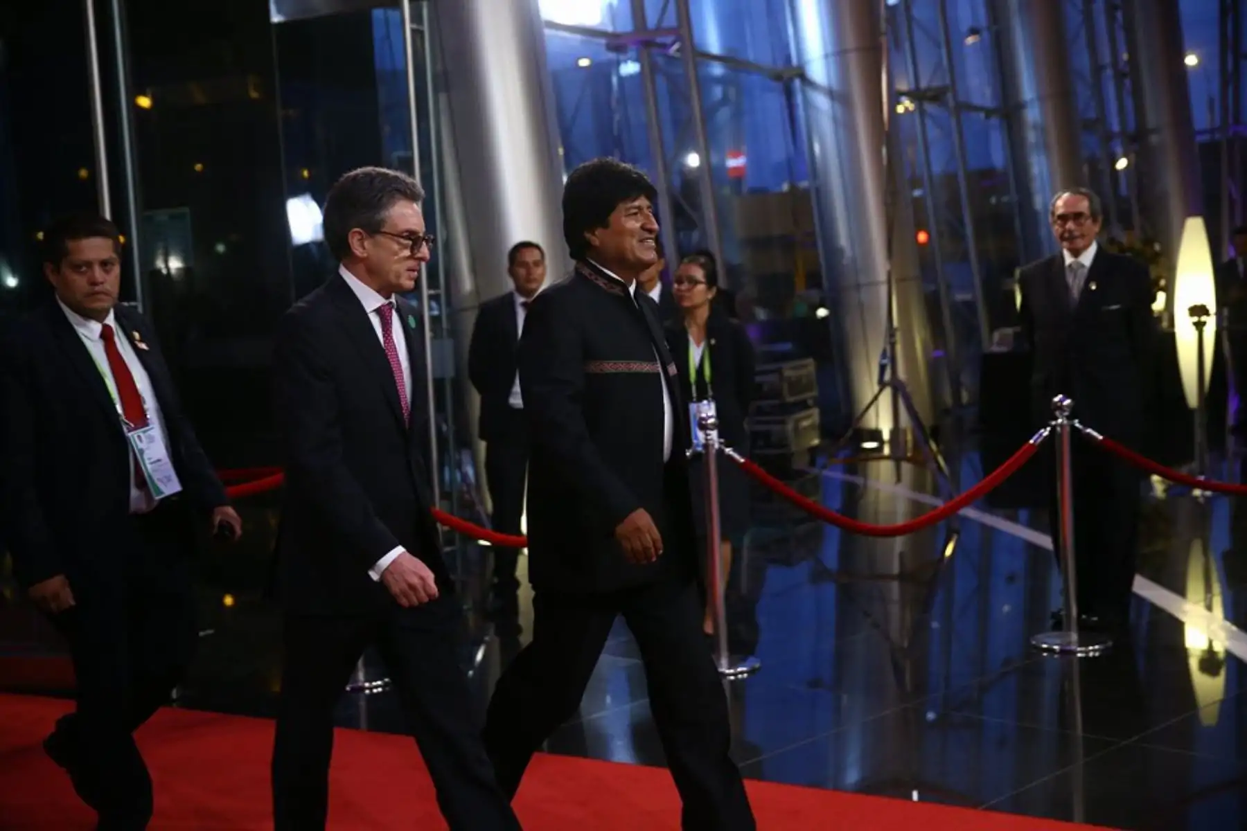 Presidente Martín Vizcarra saluda al presidente de Bolivia, Evo Morales, a su llegada a la sede de la  VIII Cumbre de las Américas. Foto: ANDINA/Jhony Laurente.