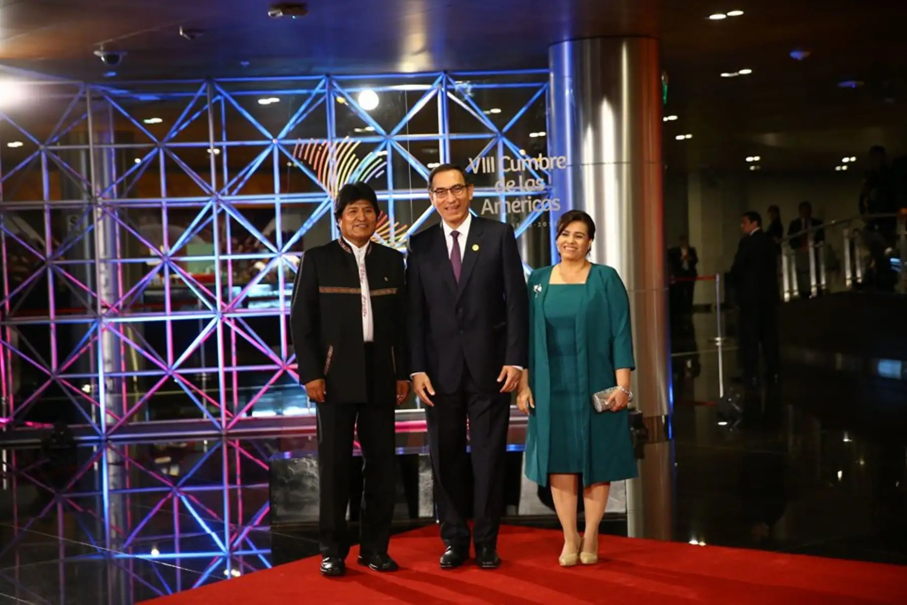 Presidente Martín Vizcarra saluda al presidente de Bolivia, Evo Morales, a su llegada a la sede de la  VIII Cumbre de las Américas. Foto: ANDINA/Jhony Laurente.