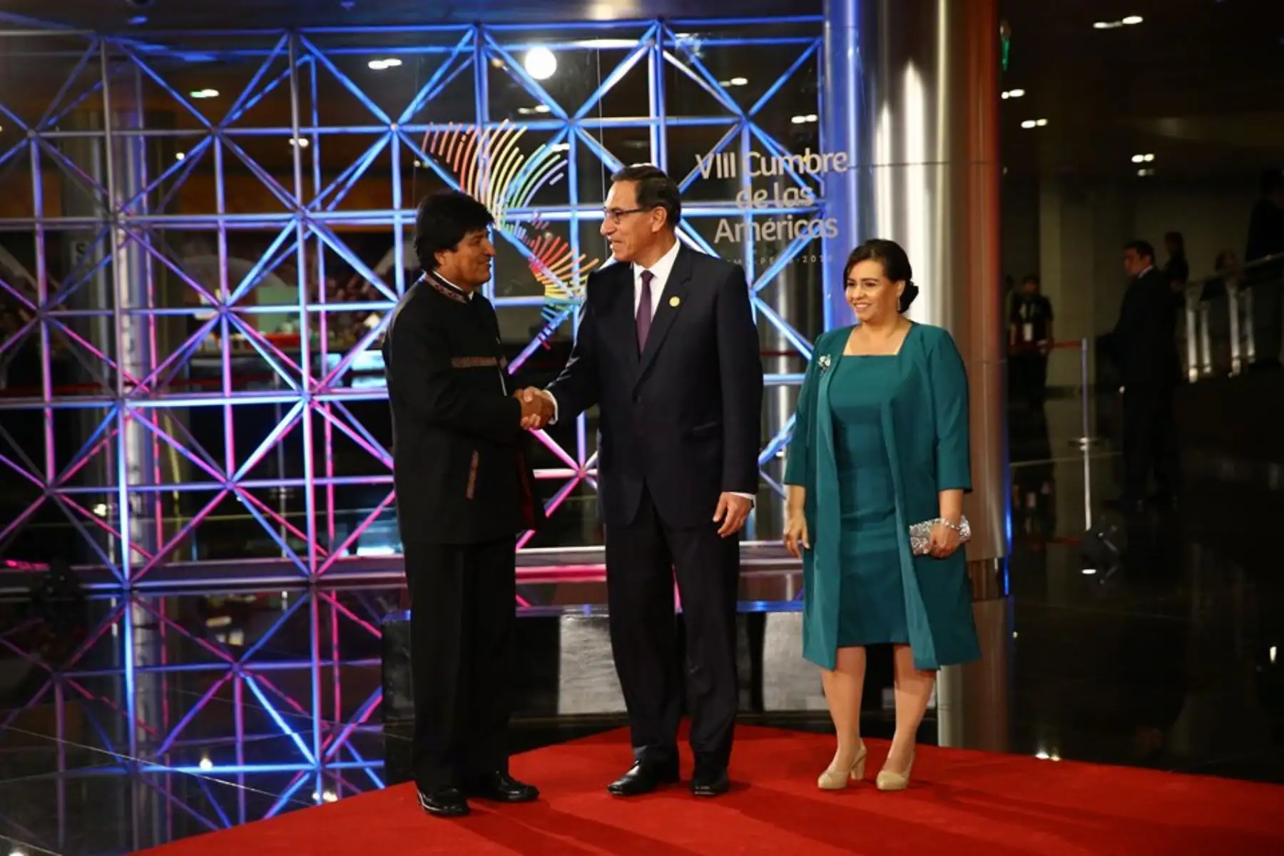Presidente Martín Vizcarra saluda al presidente de Bolivia, Evo Morales, a su llegada a la sede de la  VIII Cumbre de las Américas. Foto: ANDINA/Jhony Laurente.