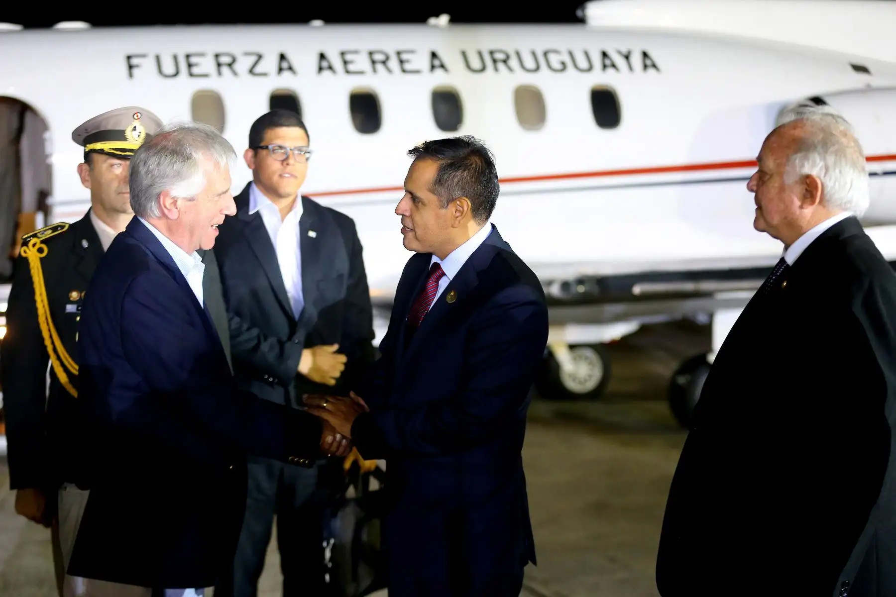 Llegada del presidente de Uruguay, Tabaré Vázquez, a Lima para participar en la VIII Cumbre de las Américas. Foto: ANDINA/Luis Iparraguirre.