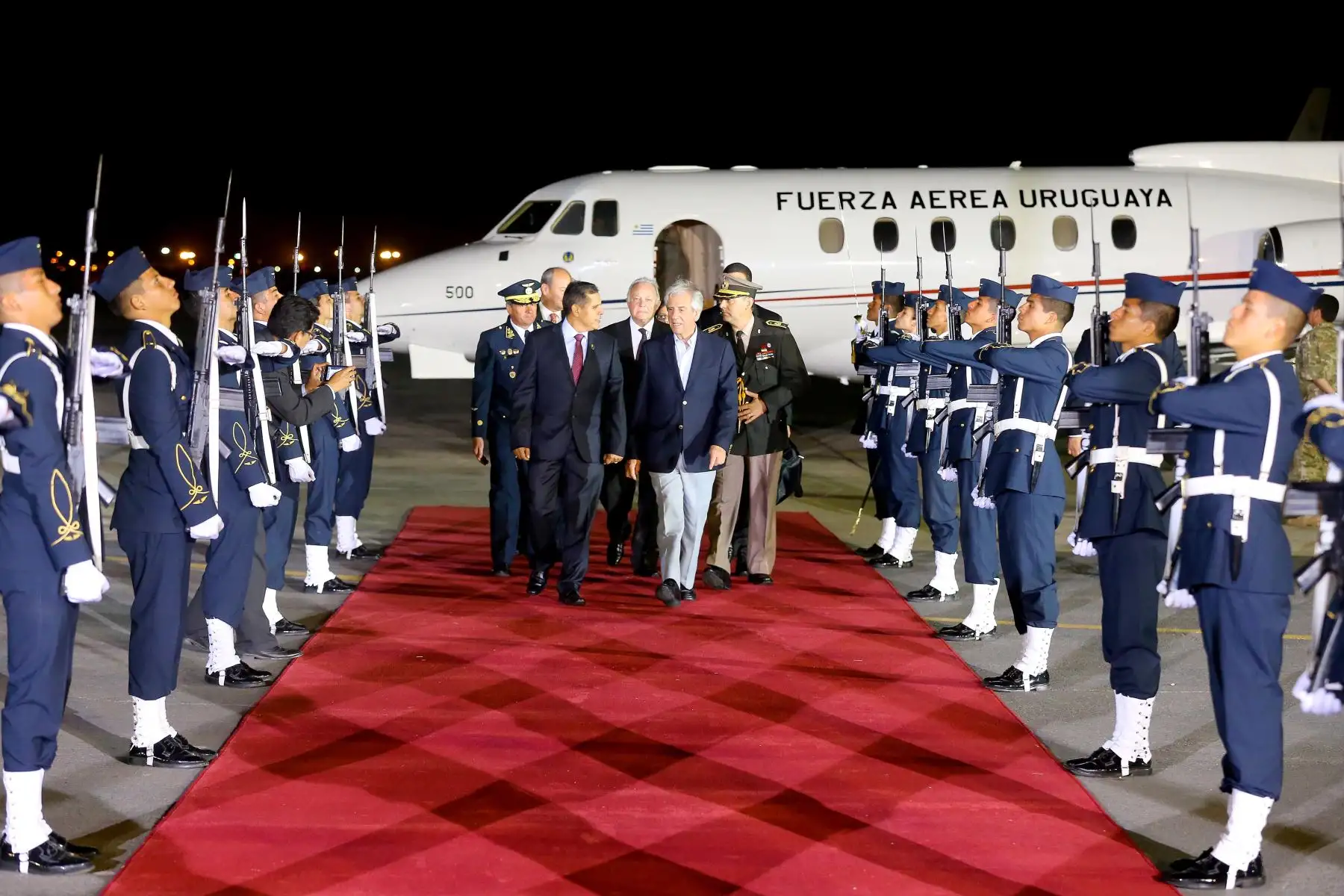 Llegada del presidente de Uruguay, Tabaré Vázquez, a Lima para participar en la VIII Cumbre de las Américas. Foto: ANDINA/Luis Iparraguirre.
