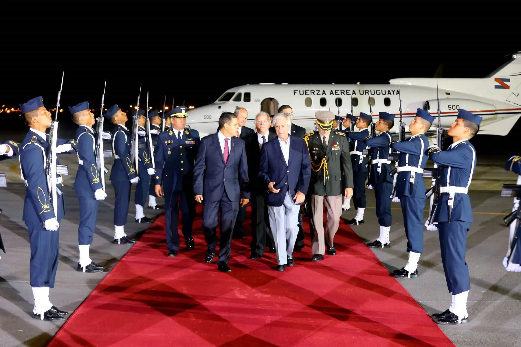 Llegada del presidente de Uruguay, Tabaré Vázquez, a Lima para participar en la VIII Cumbre de las Américas. Foto: ANDINA/Luis Iparraguirre.
