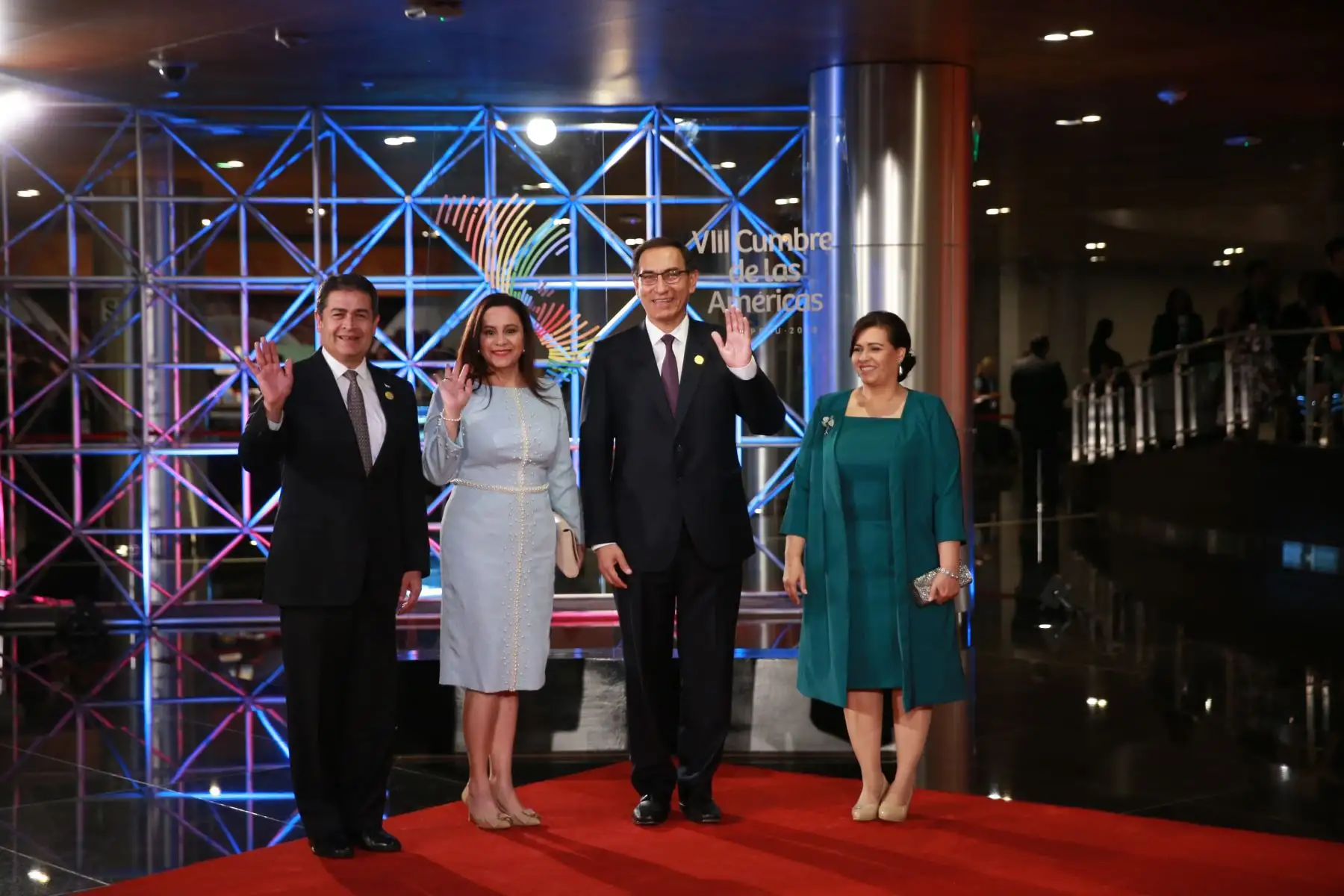 Presidente Martín Vizcarra saluda al Presidente de Honduras Juan Hernandez , a su llegada a la Sede de la  VIII Cumbre de Las Américas.Foto:ANDINA/Jhony Laurente