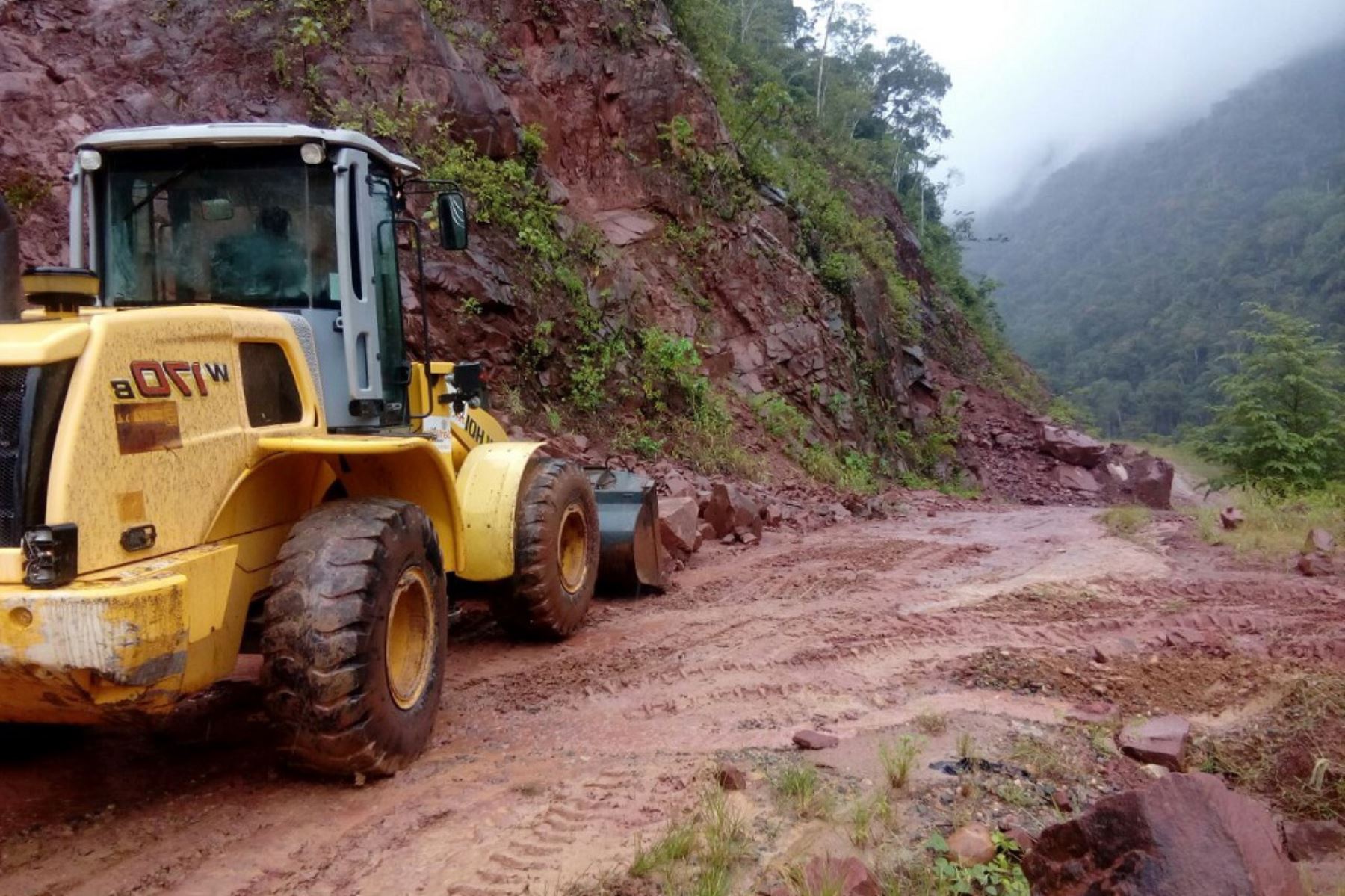 Maquinarias del MTC buscan restablecer la transitabilidad en carreteras de Huancavelica y Ayacucho afectadas por deslizamientos. ANDINA