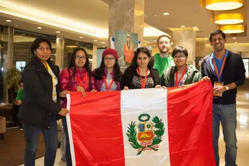 Mónica (la tercera de derecha a izquierda) sostiene la bandera peruana junto al equipo que viajó a Italia para el concurso. Foto: Difusión