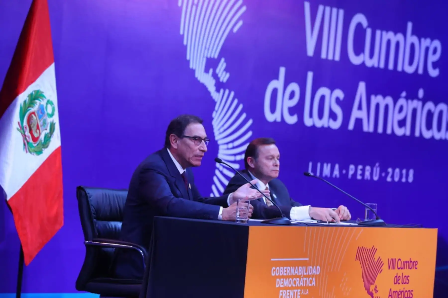 El presidente Martín Vizcarra junto al ministro de Relaciones Exteriores, Néstor Popolizio, en la conferencia de prensa al termino de la VIII Cumbre de la Américas. Foto:ANDINA/ Prensa Presidencia