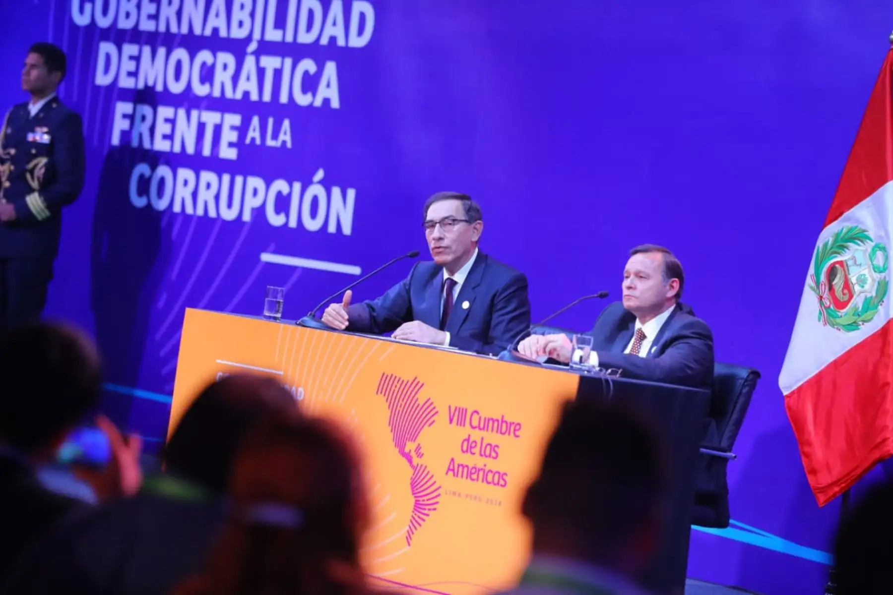 El presidente Martín Vizcarra junto al ministro de Relaciones Exteriores, Néstor Popolizio, en la conferencia de prensa al termino de la VIII Cumbre de la Américas. Foto:ANDINA/ Prensa Presidencia