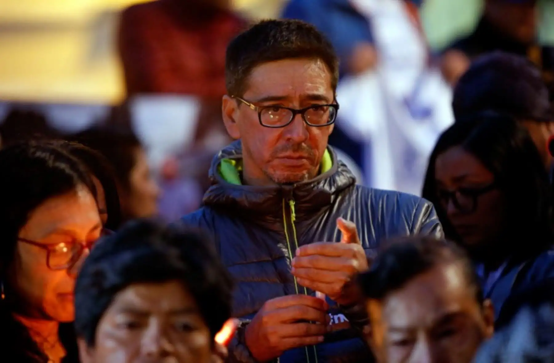 Los colegas de los periodistas y choferes ecuatorianos secuestrados y asesinados por renegados rebeldes colombianos, realizan una vigilia en su nombre, en la Plaza de los Periodistas en Quito.Foto:AFP
