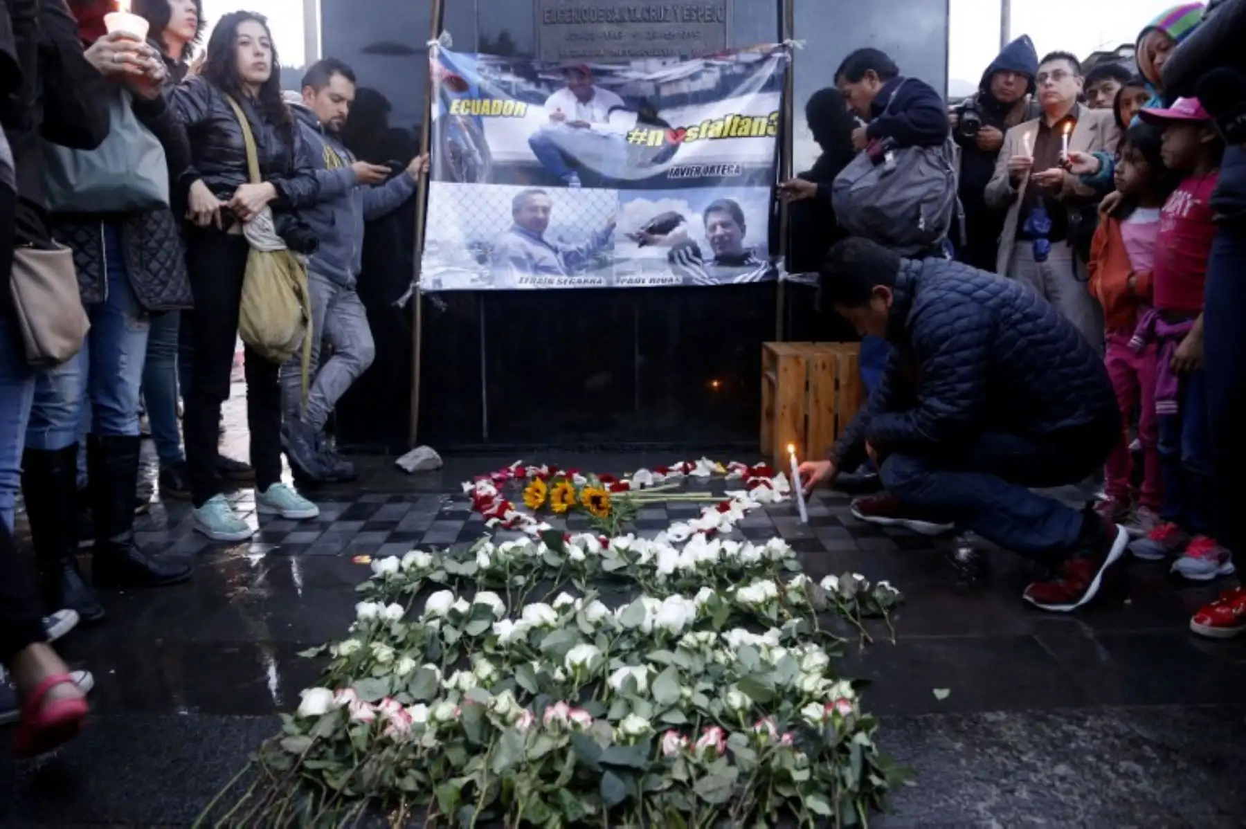 Los colegas de los periodistas y choferes ecuatorianos secuestrados y asesinados por renegados rebeldes colombianos, realizan una vigilia en su nombre, en la Plaza de los Periodistas en Quito.Foto:AFP
