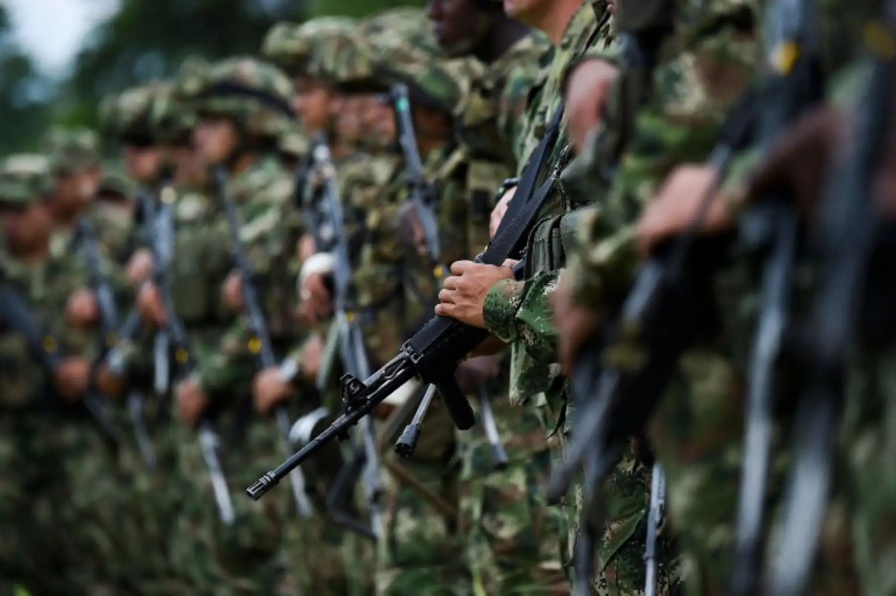 Soldados colombianos entrenan en el municipio de Tumaco, departamento de Nariño, Colombia ,para operaciónes militares contra renegados rebeldes colombianos que secuestraron y mataron a dos periodistas ecuatorianos y su conductor.Foto:AFP