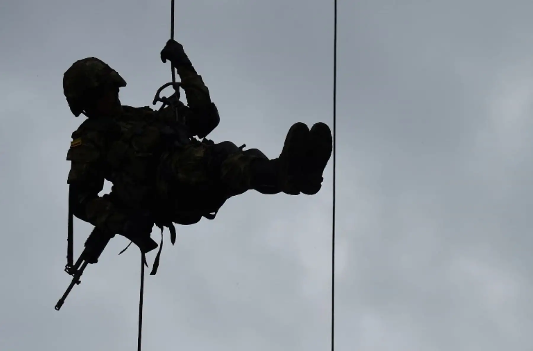 Soldados colombianos entrenan en el municipio de Tumaco, departamento de Nariño, Colombia ,para operaciónes militares contra renegados rebeldes colombianos que secuestraron y mataron a dos periodistas ecuatorianos y su conductor.Foto:AFP