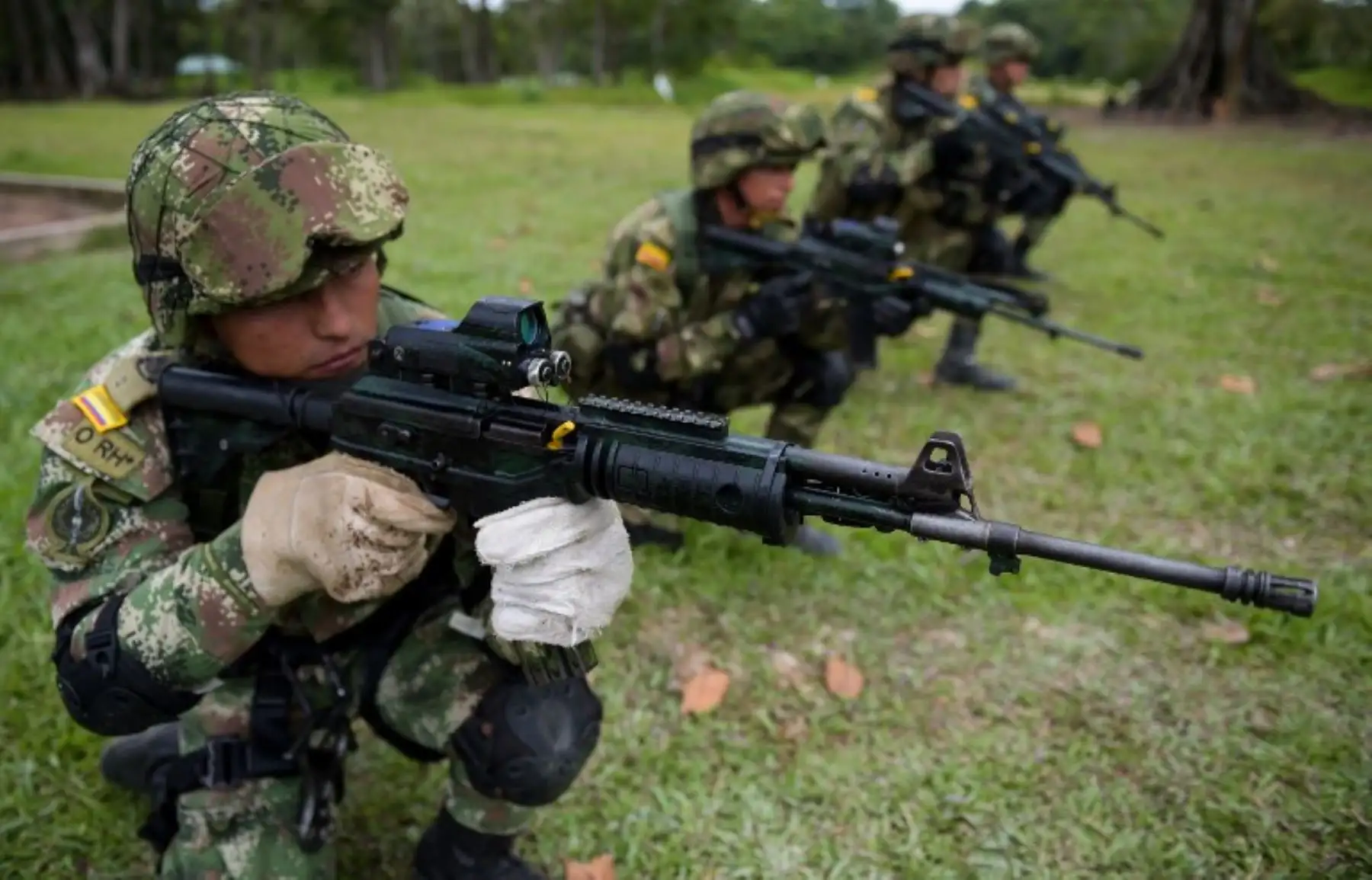Soldados colombianos entrenan en el municipio de Tumaco, departamento de Nariño, Colombia ,para operaciónes militares contra renegados rebeldes colombianos que secuestraron y mataron a dos periodistas ecuatorianos y su conductor.Foto:AFP