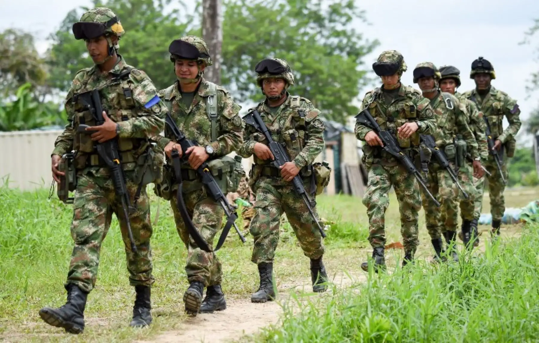 Soldados colombianos entrenan en el municipio de Tumaco, departamento de Nariño, Colombia ,para operaciónes militares contra renegados rebeldes colombianos que secuestraron y mataron a dos periodistas ecuatorianos y su conductor.Foto:AFP