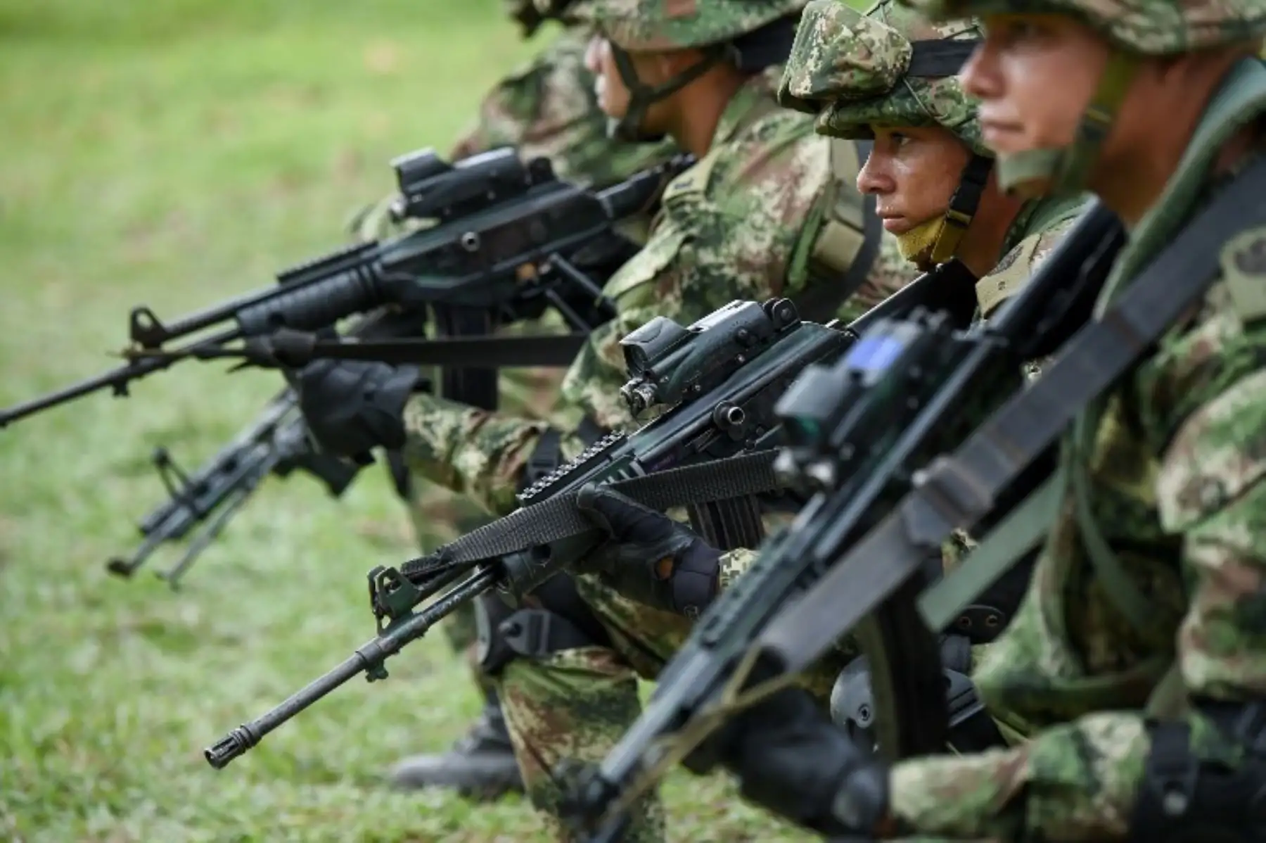 Soldados colombianos entrenan en el municipio de Tumaco, departamento de Nariño, Colombia ,para operaciónes militares contra renegados rebeldes colombianos que secuestraron y mataron a dos periodistas ecuatorianos y su conductor.Foto:AFP