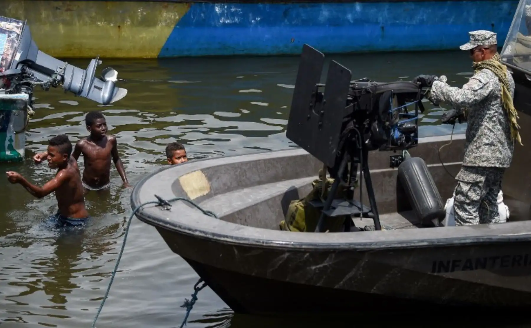 Marinos colombianos patrullan las aguas alrededor del municipio de Tumaco, en la costa del Pacífico colombiano, contra renegados rebeldes colombianos que secuestraron y mataron a dos periodistas ecuatorianos y su conductor.Foto:AFP