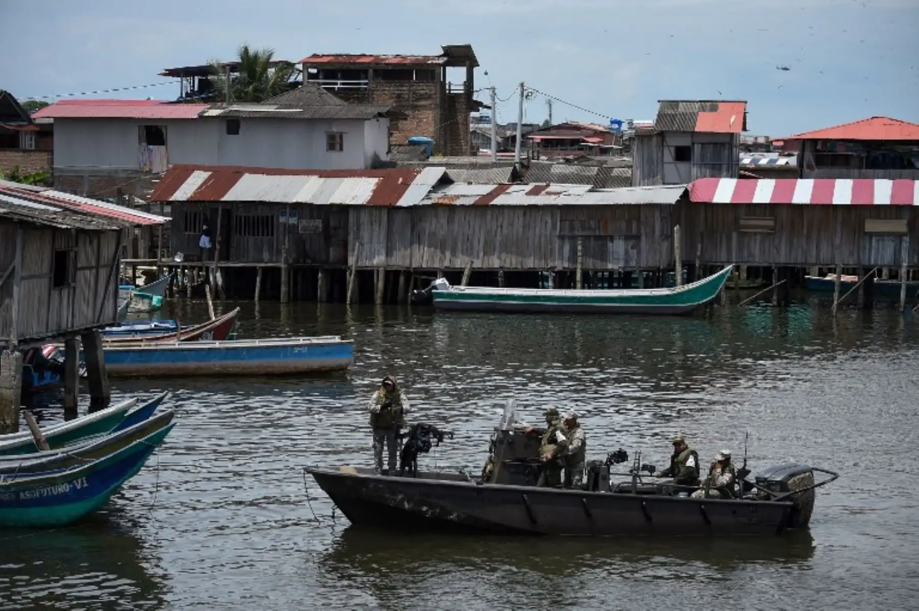 Marinos colombianos patrullan las aguas alrededor del municipio de Tumaco, en la costa del Pacífico colombiano, contra renegados rebeldes colombianos que secuestraron y mataron a dos periodistas ecuatorianos y su conductor.Foto:AFP