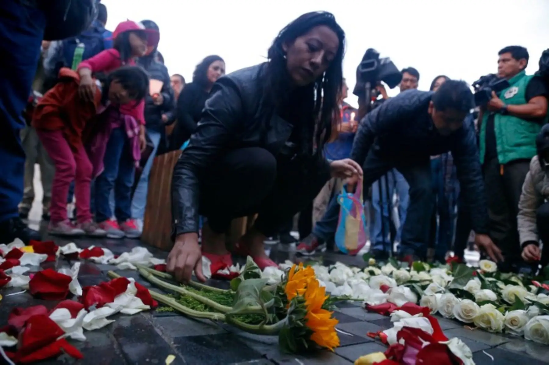 Los colegas de los periodistas y choferes ecuatorianos secuestrados y asesinados por renegados rebeldes colombianos, realizan una vigilia en su nombre, en la Plaza de los Periodistas en Quito.Foto:AFP