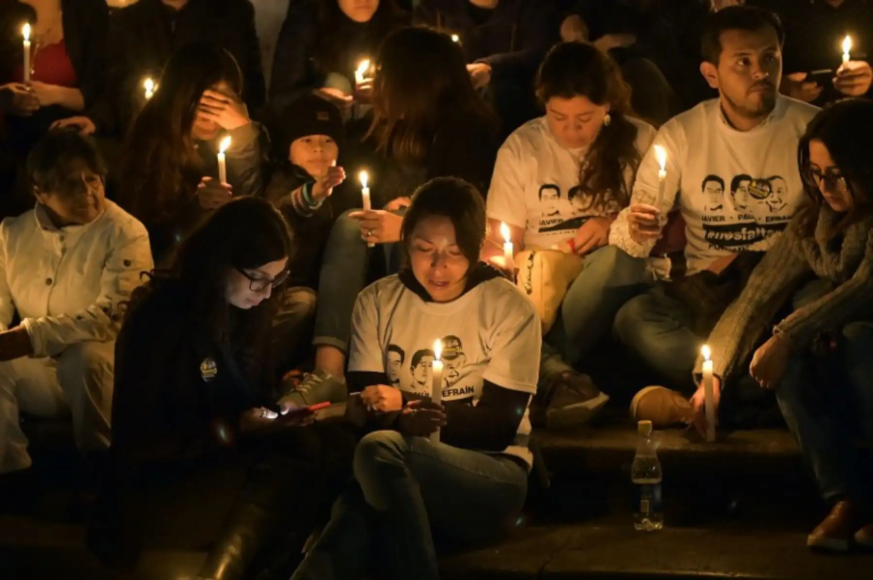 Amigos y familiares del periodista asesinado ecuatoriano Javier Ortega, el fotógrafo Paul Rivas y su chofer Efraín Segarra, encienden velas y rezan frente a la Catedral Metropolitana, en Quito.Foto:AFP