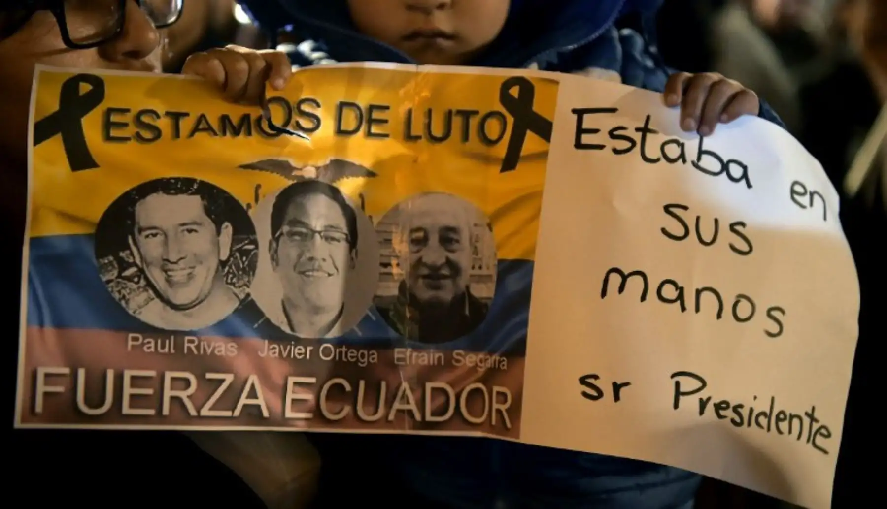 Amigos y familiares del periodista asesinado ecuatoriano Javier Ortega, el fotógrafo Paul Rivas y su chofer Efraín Segarra, encienden velas y rezan frente a la Catedral Metropolitana, en Quito.Foto:AFP