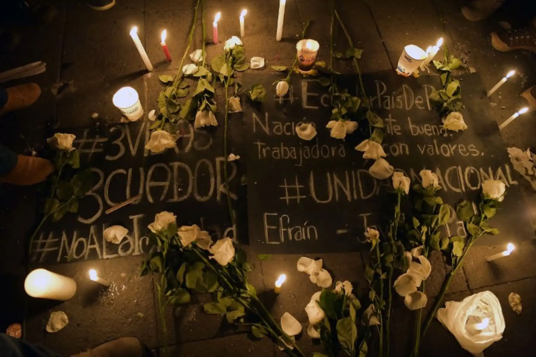 Amigos y familiares del periodista asesinado ecuatoriano Javier Ortega, el fotógrafo Paul Rivas y su chofer Efraín Segarra, encienden velas y rezan frente a la Catedral Metropolitana, en Quito.Foto:AFP
