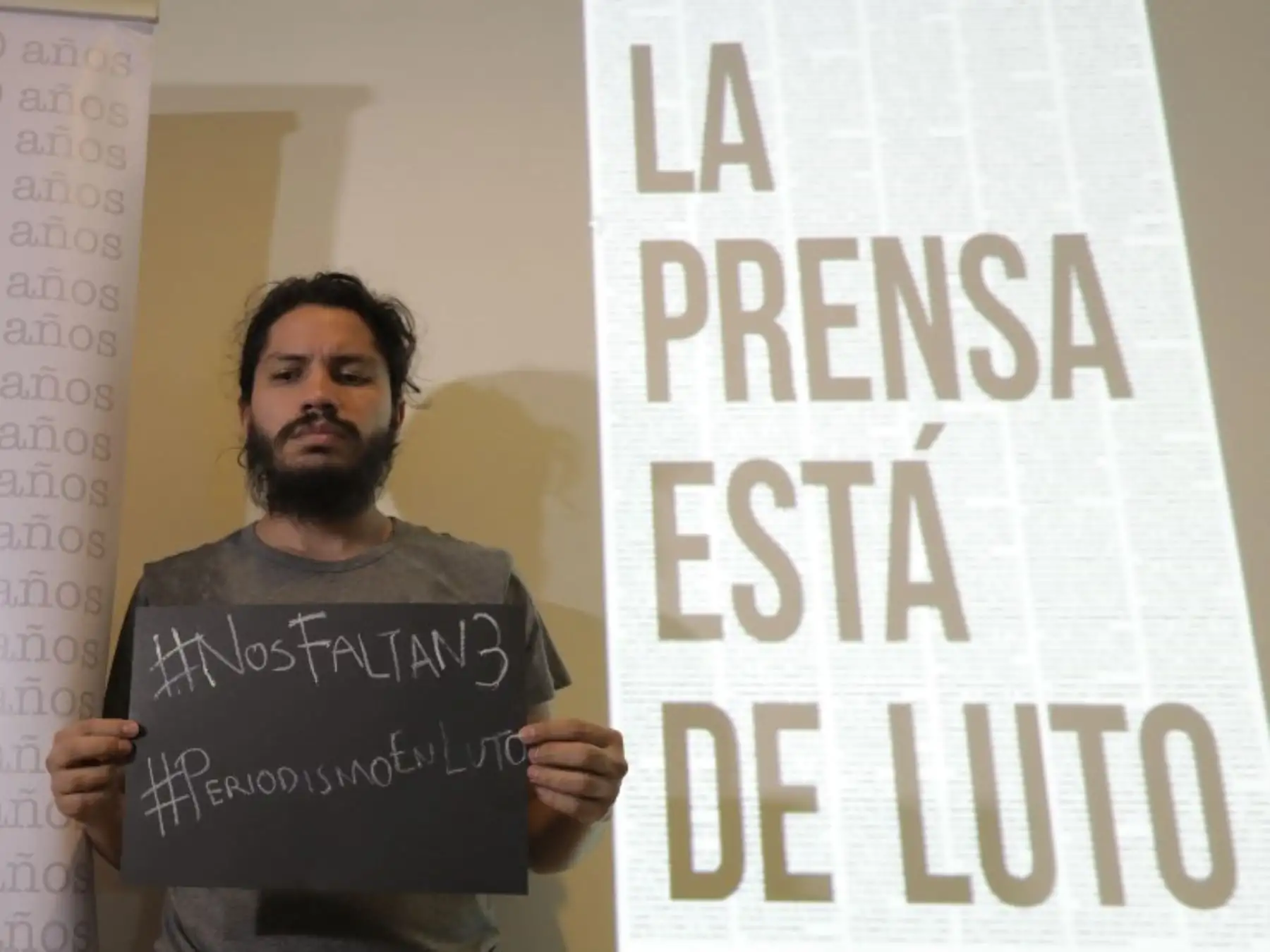 Un periodista colombiano sostiene un letrero durante una protesta contra el asesinato del periodista ecuatoriano Javier Ortega, el fotógrafo Paul Rivas y su chofer Efraín Segarra, en Bogotá, Colombia.Foto:AFP