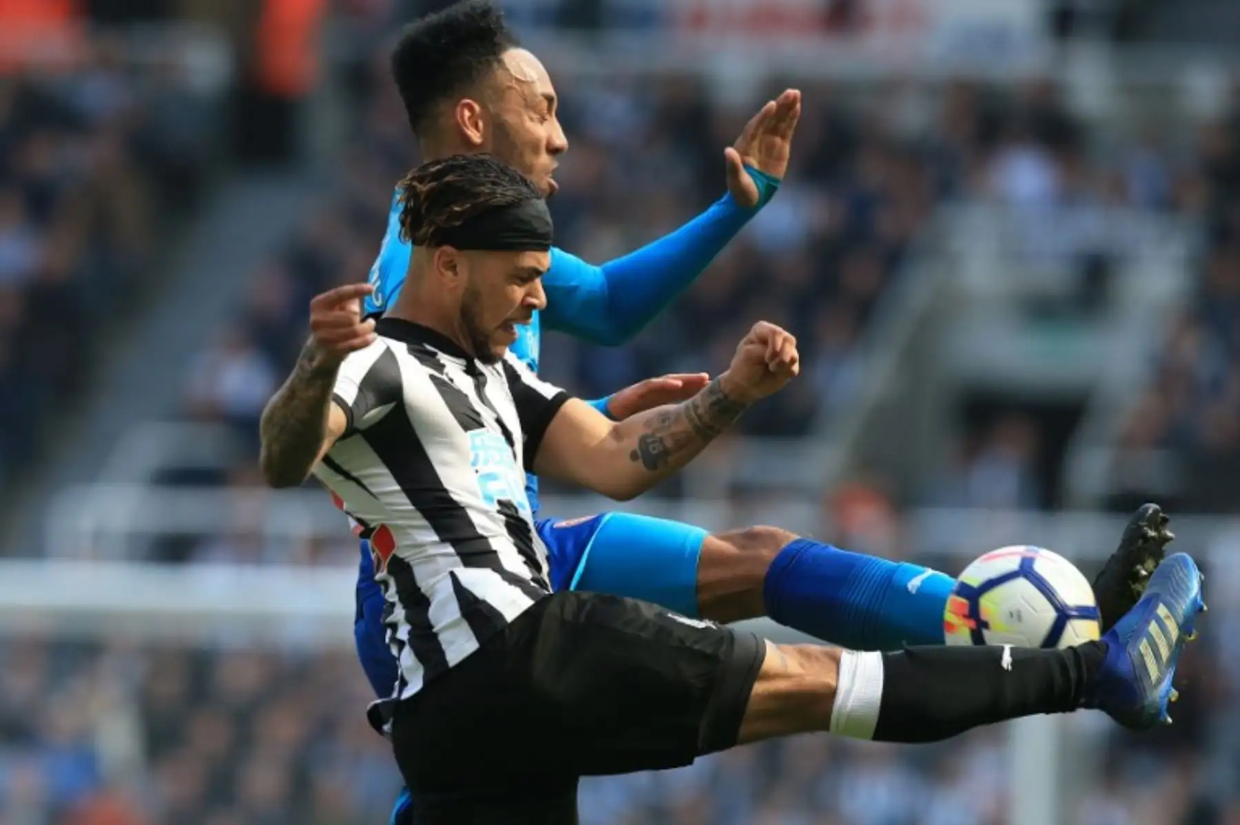 El defensor estadounidense Newcastle United DeAndre Yedlin compite con el delantero gabonés Pierre-Emerick Aubameyang del Arsenal en el partido de fútbol de la Premier League inglesa entre Newcastle United y Arsenal.FotoAFP