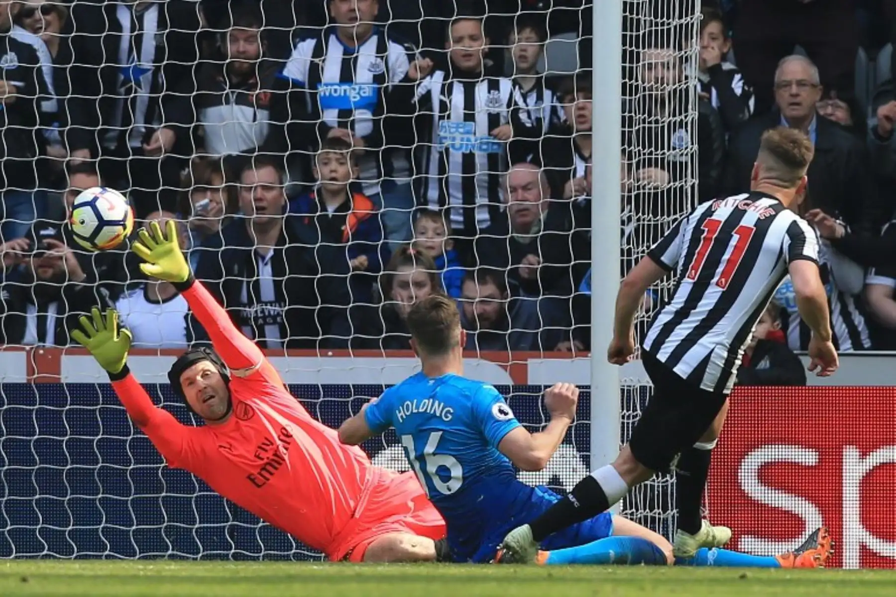 El centrocampista escocés del Newcastle United Matt Ritchie, anota su segundo gol más allá del portero checo Petr Cech del Arsenal durante el partido de fútbol de la Premier League inglesa.Foto:AFP