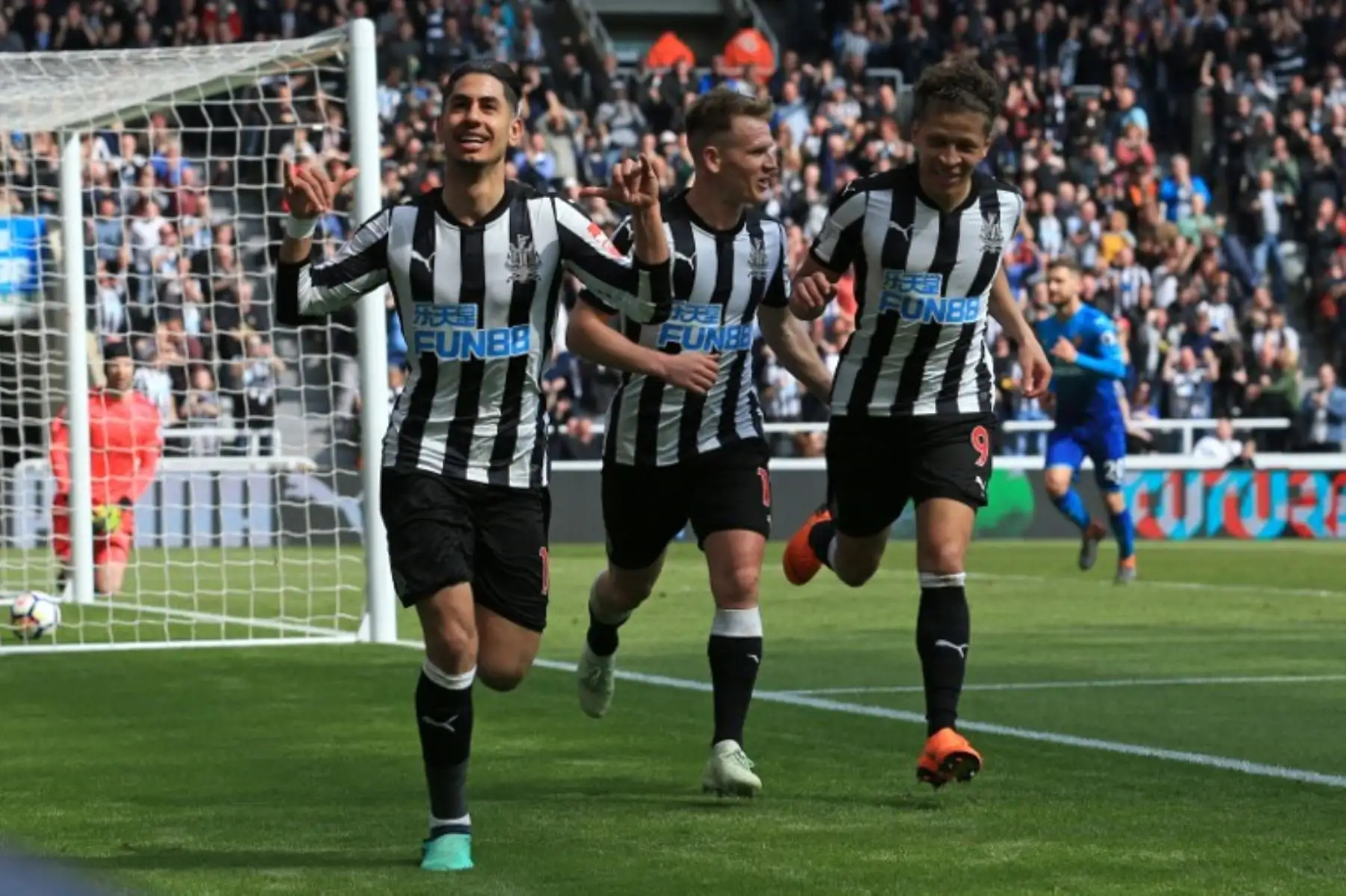 El delantero español del Newcastle United Ayoze Perez, celebra después de anotar su primer gol durante el partido de fútbol de la Premier League inglesa entre Newcastle United y Arsenal .Foto:AFP