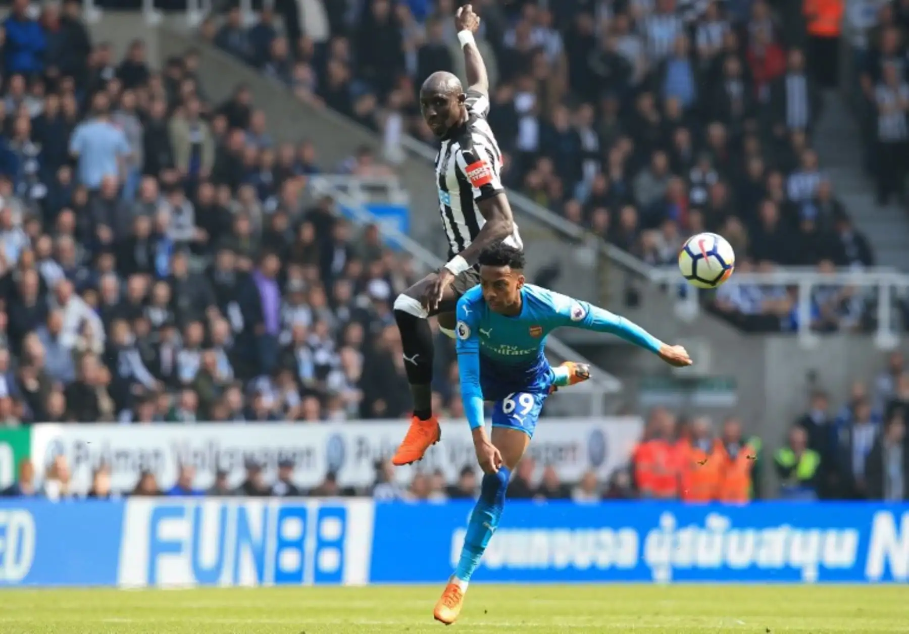 El centrocampista inglés del Arsenal Joe Willock compite con el mediocampista senegalés del Newcastle United Mohamed Diame, durante el partido de fútbol de la Premier League inglesa.Foto:AFP