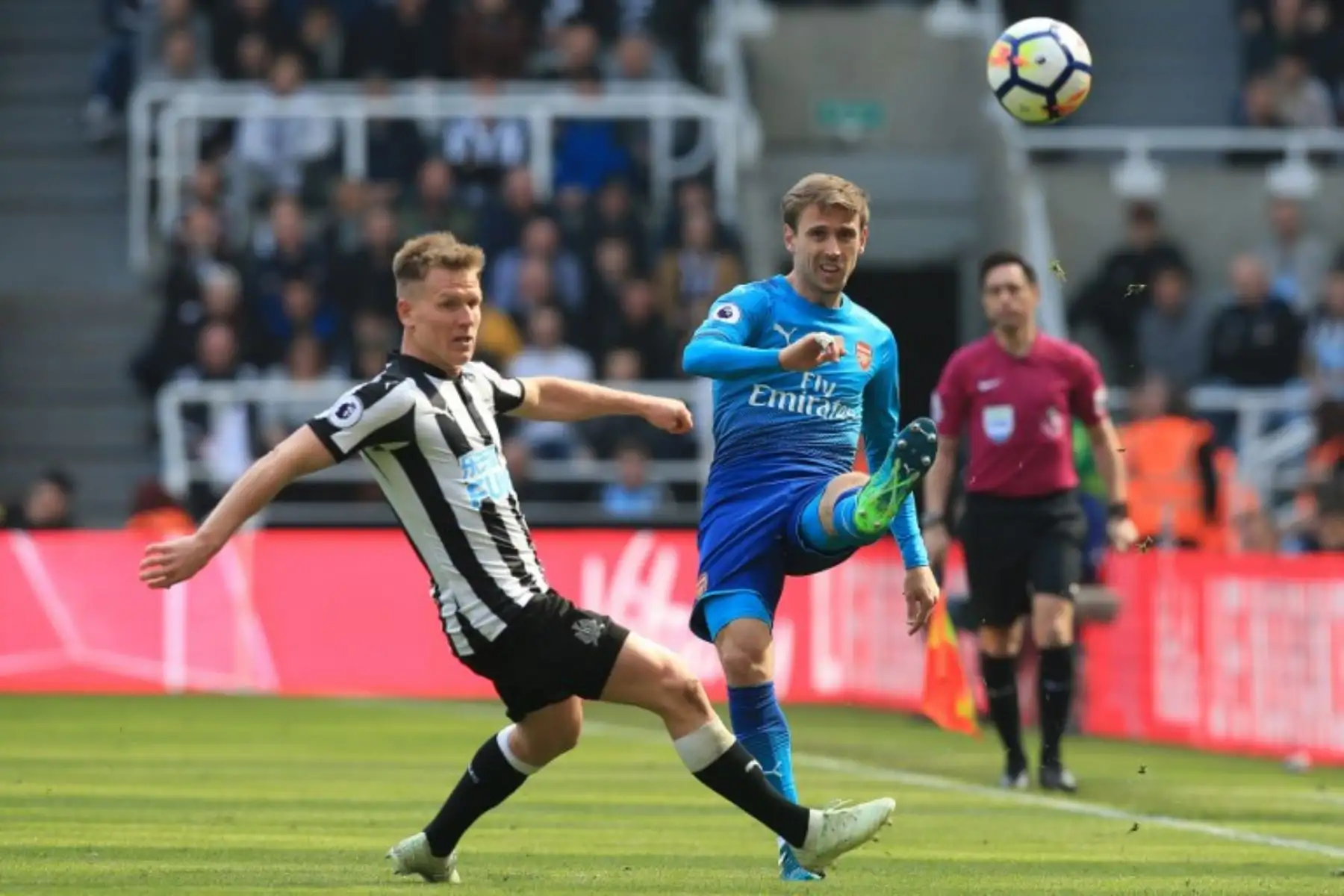 El centrocampista escocés del Newcastle United Matt Ritchie, compite con el defensa español del Arsenal Nacho Monreal durante el partido de fútbol de la Premier League inglesa entre Newcastle United y Arsenal.Foto:AFP