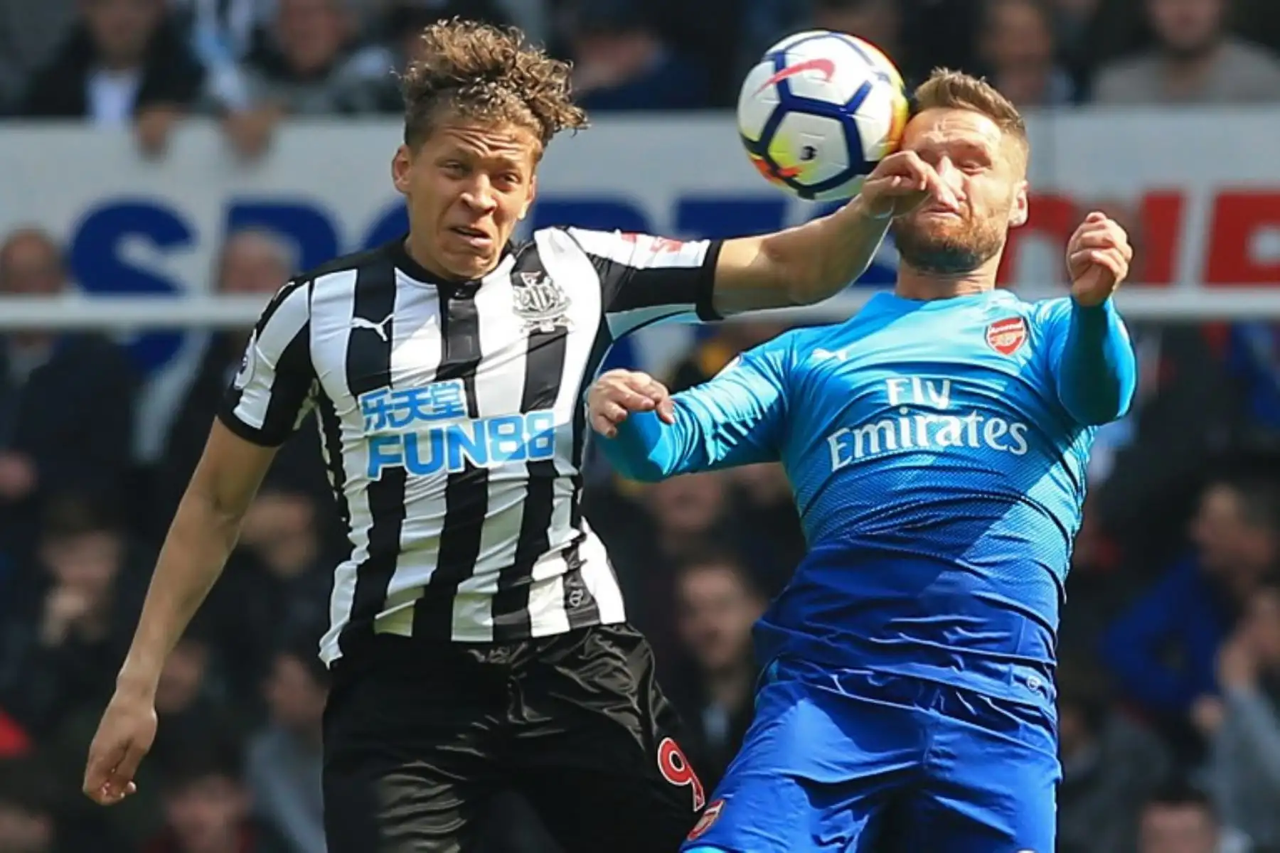El delantero inglés del Newcastle United Dwight Gayle ,compite con el defensa alemán del Arsenal Shkodran Mustafi durante el partido de fútbol de la Premier League inglesa entre Newcastle United y Arsenal.Foto:AFP