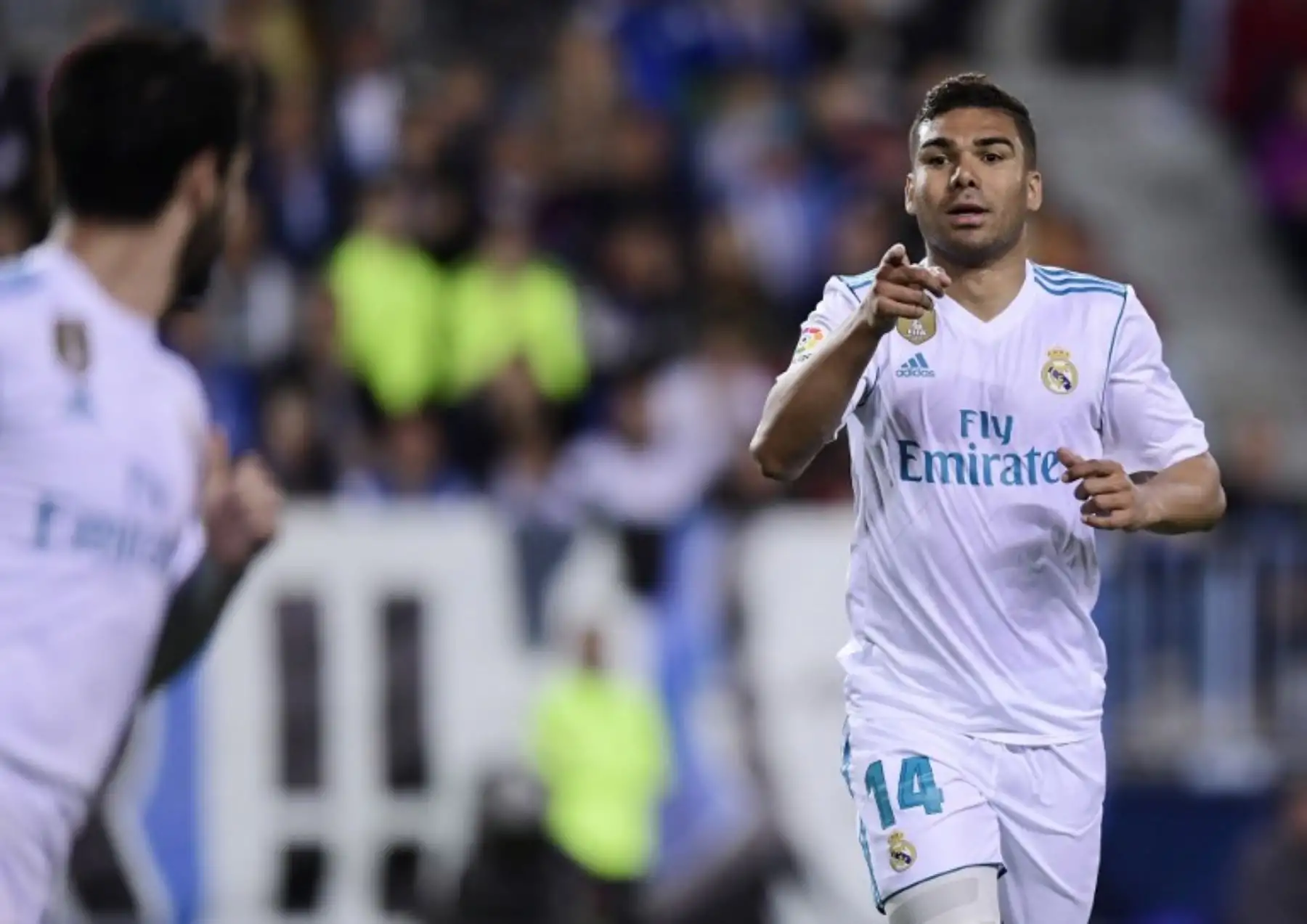 El brasileño del Real Madrid Casemiro celebra un gol durante el partido de fútbol de la liga española entre el Málaga CF y el Real Madrid CF en el estadio La Rosaleda de Málaga.Foto:AFP