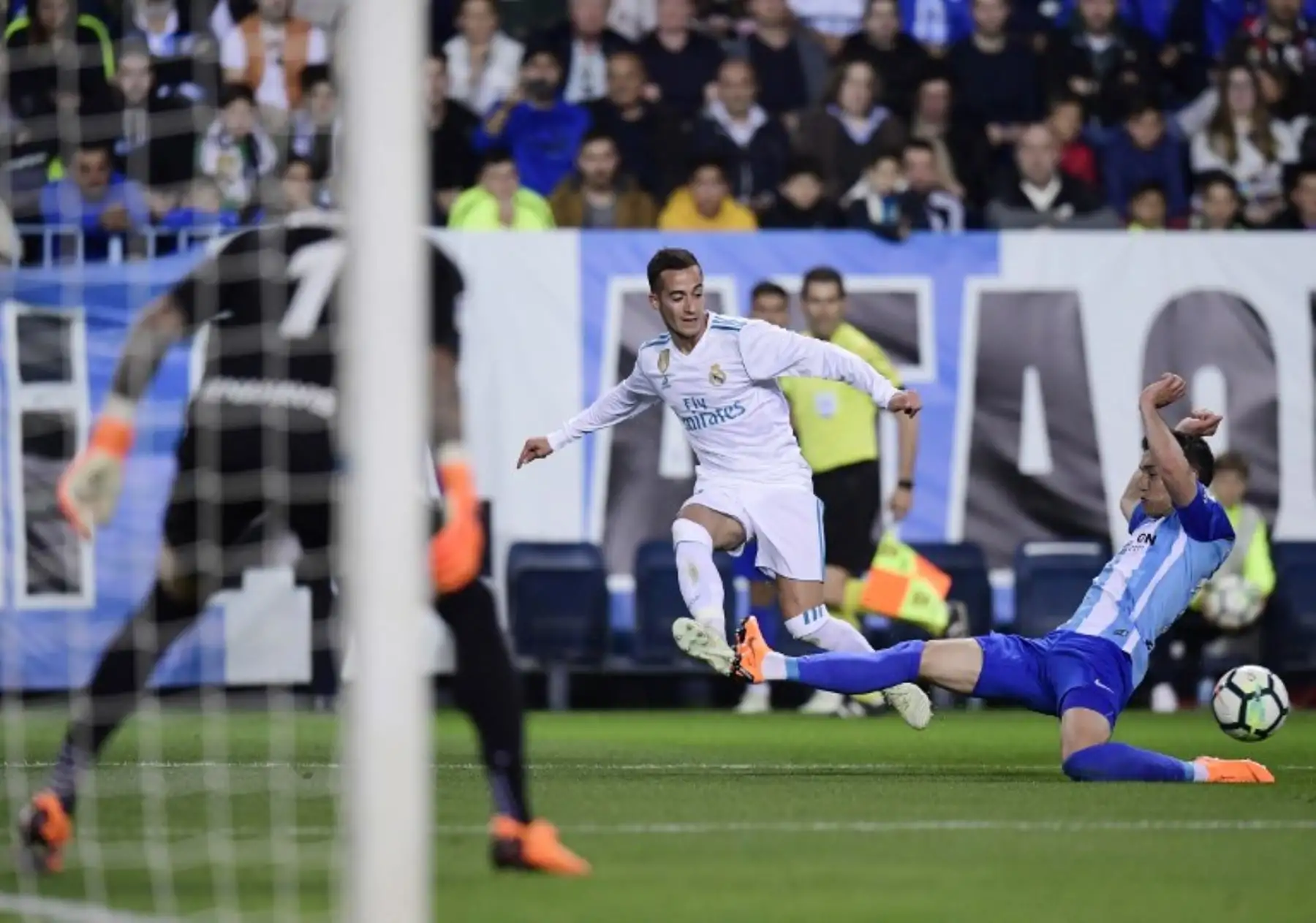 El español del Real Madrid Lucas Vázquez, compite con el defensa uruguayo de Málaga Federico Ricca durante el partido de fútbol de la liga española entre el Málaga CF y el Real Madrid CF.Foto:AFP