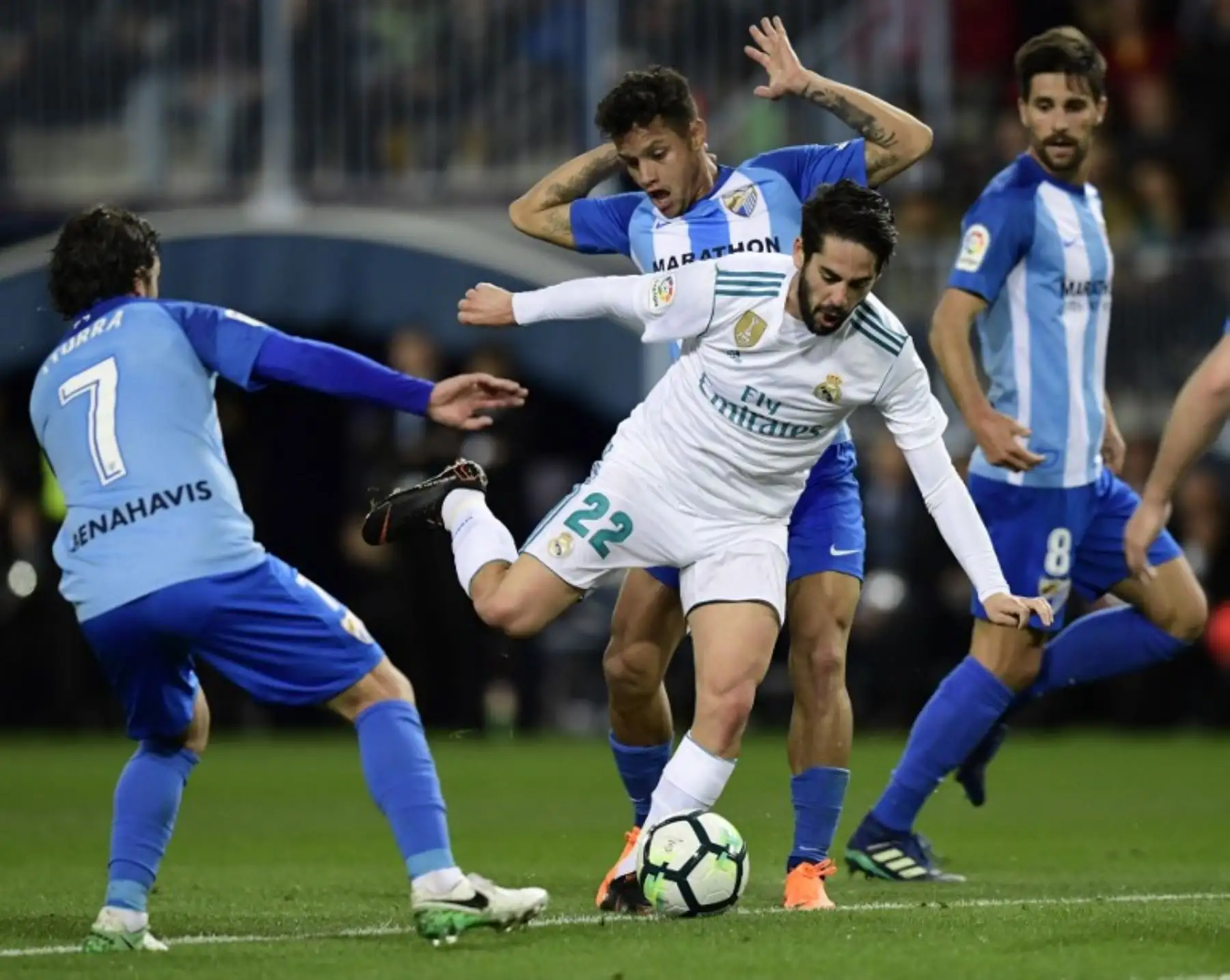 El español del Real Madrid Isco compite con el centrocampista español del Málaga Alex Mula, durante el partido de fútbol de la liga española entre el Málaga CF y el Real Madrid CF.Foto:AFP