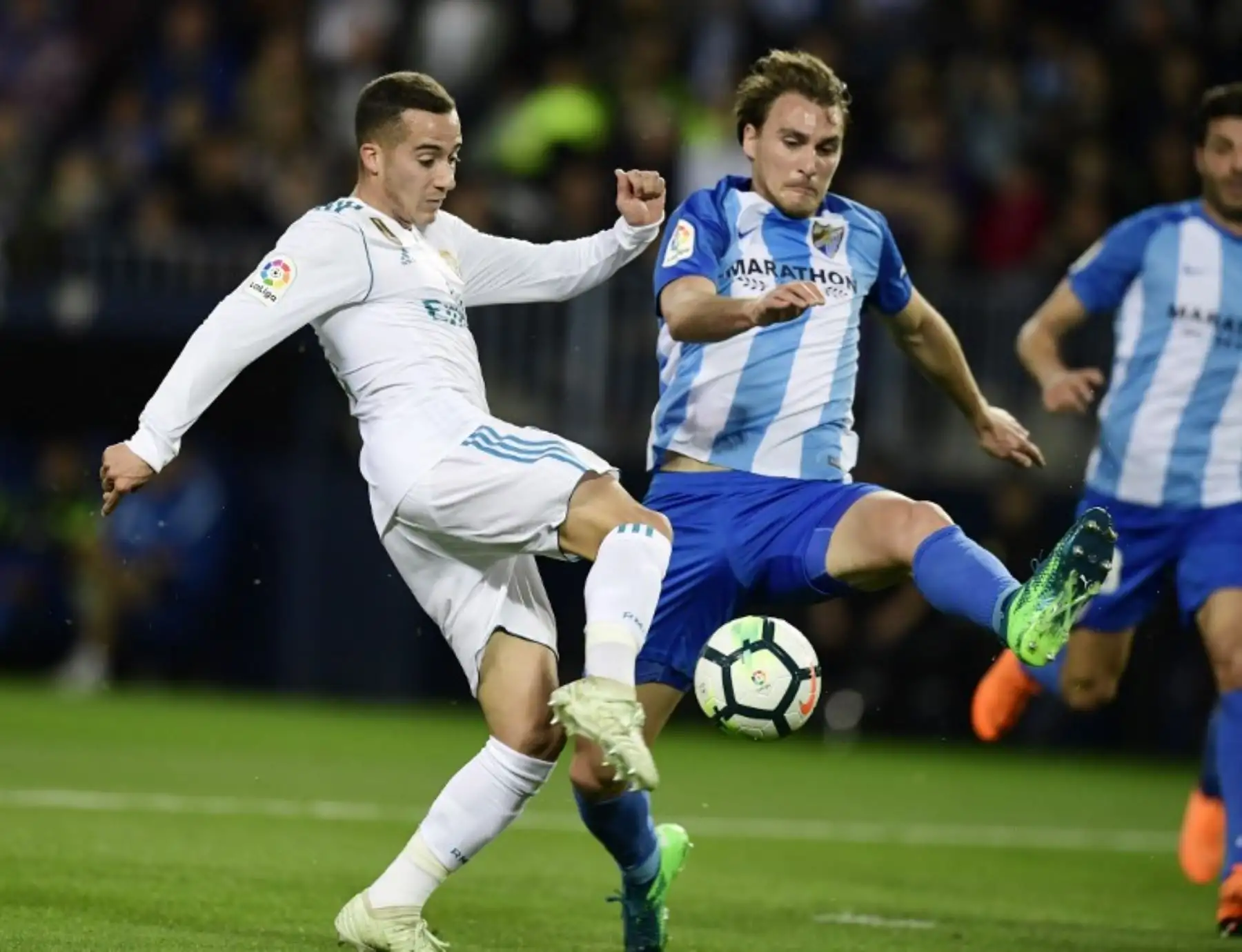 El español del Real Madrid Lucas Vázquez con el defensor español del Málaga Ignasi Miquel durante el partido de fútbol de la liga española.Foto:AFP