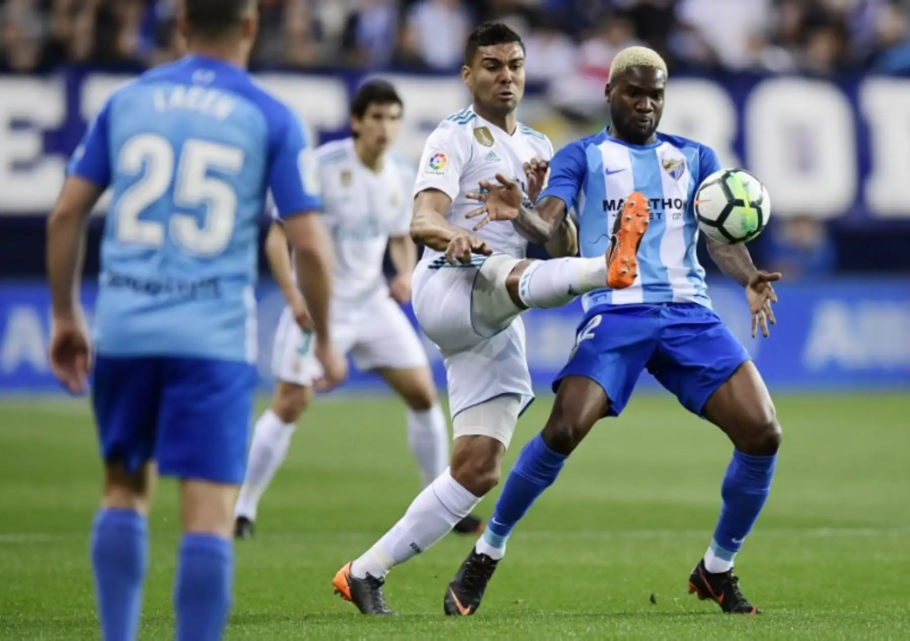 El centrocampista brasileño del Real Madrid Casemiro, compite con el delantero nigeriano de Málaga, Brown Ideye, durante el partido de fútbol de la liga española entre el Málaga CF y el Real Madrid CF.Foto:AFP