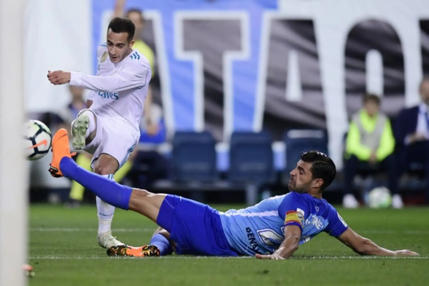 El centrocampista español madrileño Lucas Vázquez compite con el defensor español del Málaga Miguel Torres durante el partido de fútbol de la liga española.Foto:AFP