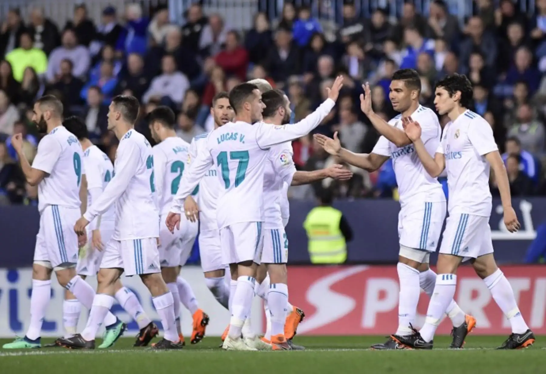El brasileño madridista Casemiro celebra un gol con sus compañeros durante el partido de fútbol de la liga española entre el Málaga CF y el Real Madrid CF.Foto:AFP