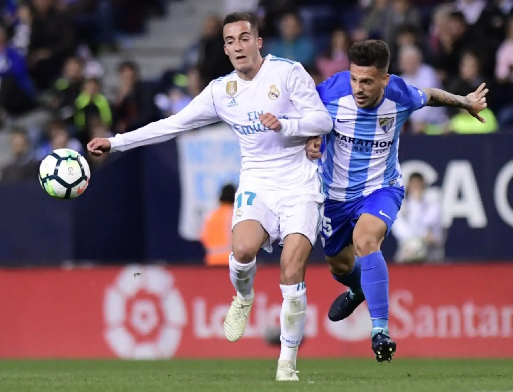 El madrileño Lucas Vázquez compite con el defensor español del Málaga Iván Rodríguez durante el partido de fútbol de la liga española entre el Málaga CF y el Real Madrid CF.FotoAFP