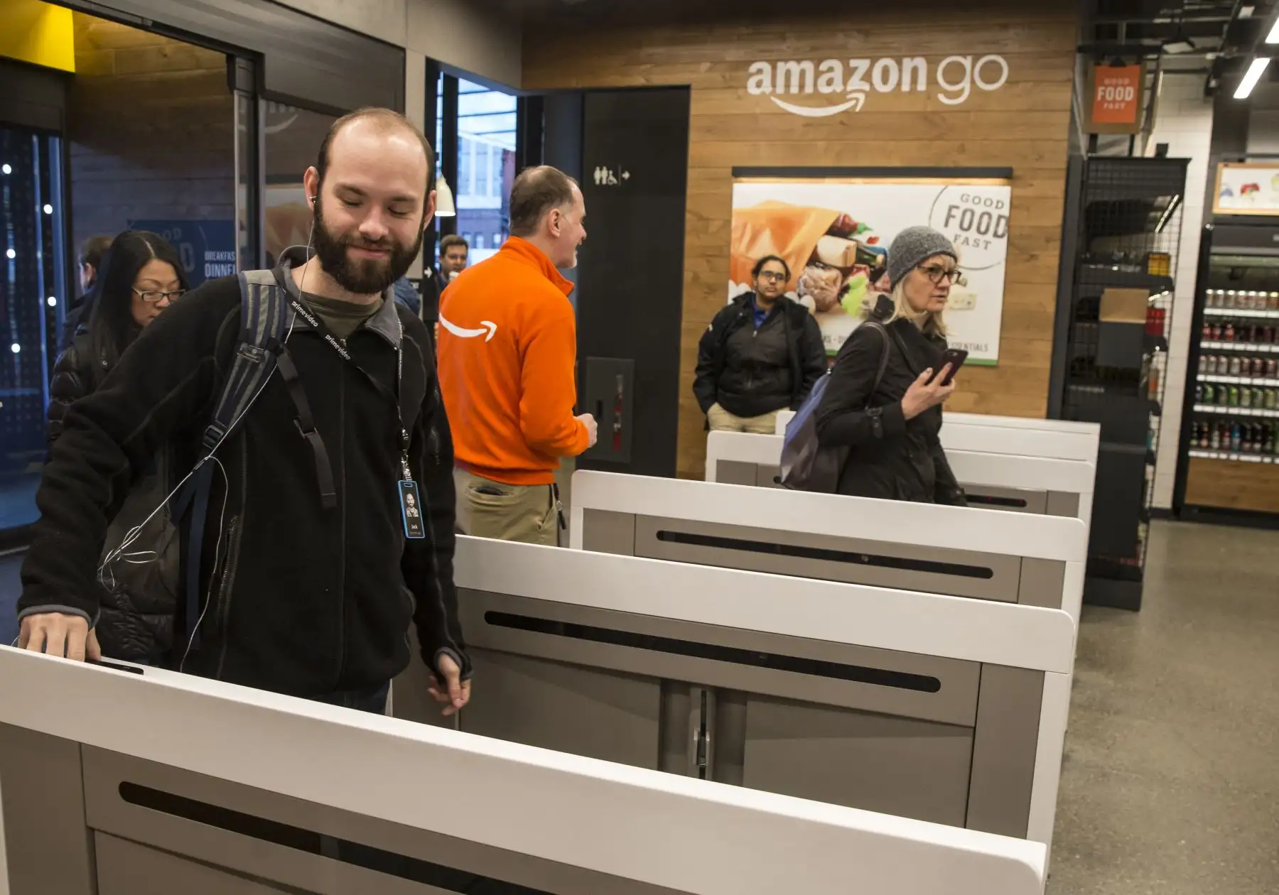 Amazon aumentó su valor de US$ 106,396 millones en el 2017 a US$ 150,811 millones en el 2018 (42% más). Este crecimiento se debe, en gran parte, al uso de la tecnología para expandirse a nuevas áreas: entretenimiento en el hogar, música, dispositivos móviles, audiolibros, inteligencia artificial y asistentes personales. Foto: AFP