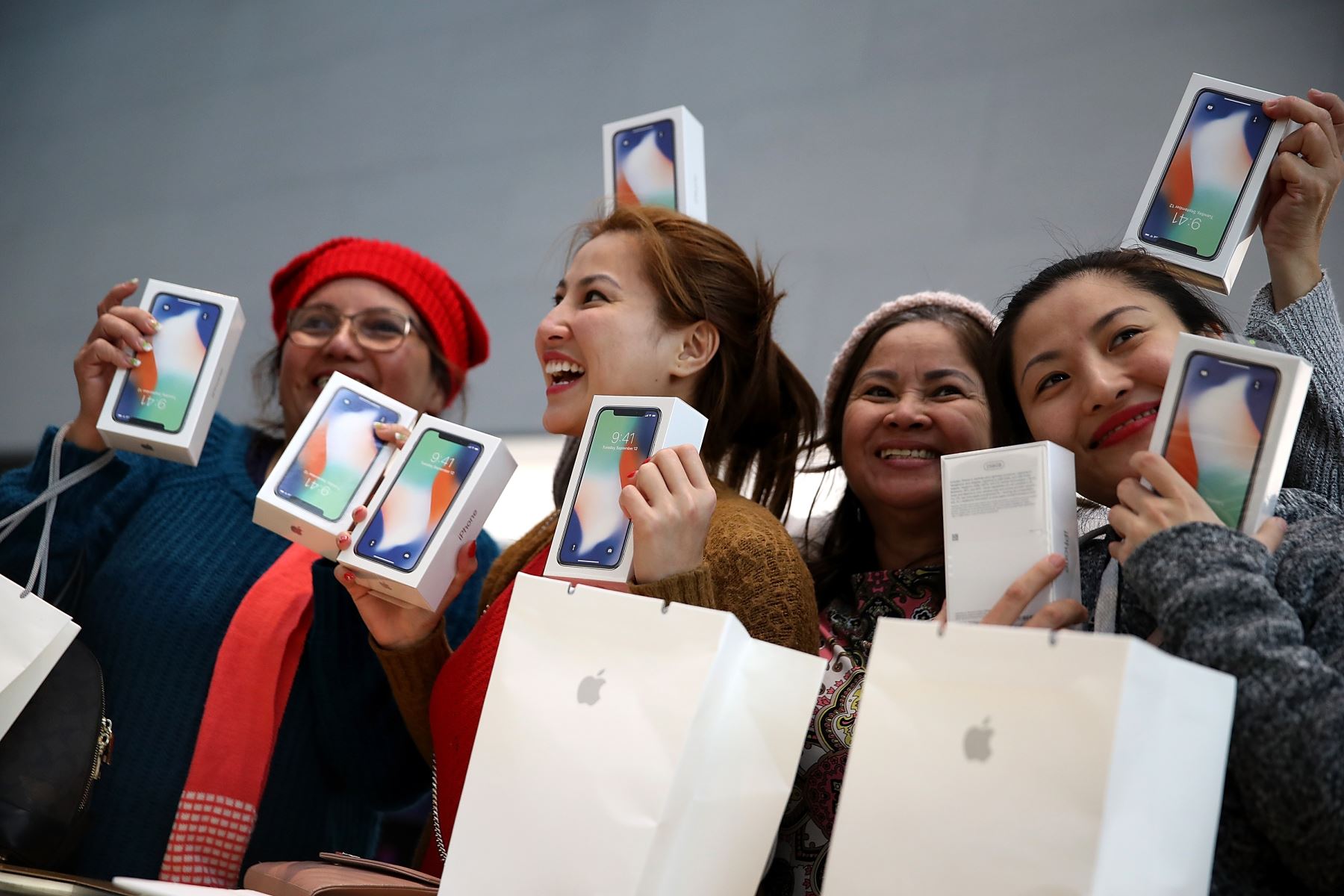 Aunque Apple se mantiene en el segundo lugar, su potencial de crecimiento es limitado porque no ha podido diversificarse y crecer en otras áreas que no sean la venta de sus iPhones, productos responsables de dos tercios de sus ingresos. Además, las ventas del iPhone X no fueron las esperadas. Foto: AFP