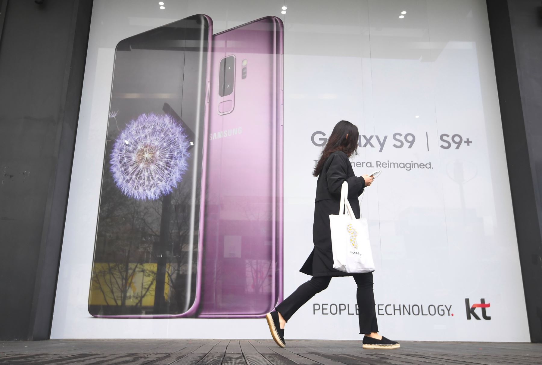 Samsung sigue ocupando el sexto lugar que alcanzó el 2017. Su valor ha pasado de US$ 51,416 millones en el 2017 a US$ 77,744 millones en el 2018. Foto: AFP