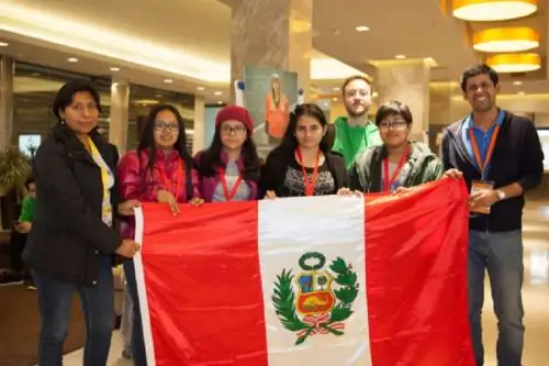 Mónica Martínez (la tercera de derecha a izquierda), junto a sus compañeros de equipo. Foto: Andina/Difusión
