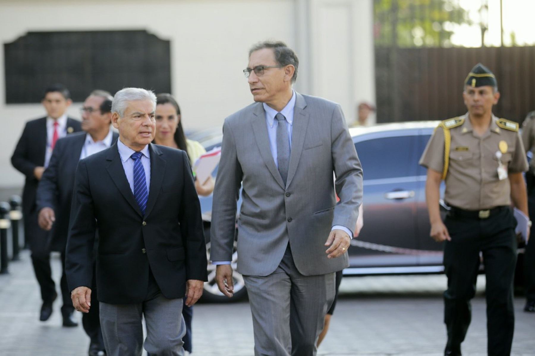 Presidente Martín Vizcarra y el jefe del Gabinete Ministerial, César Villanueva, saludan a la población mientras se dirigen al Ministerio de Economía para reunirse con gobernadores regionales. Foto: PCM.