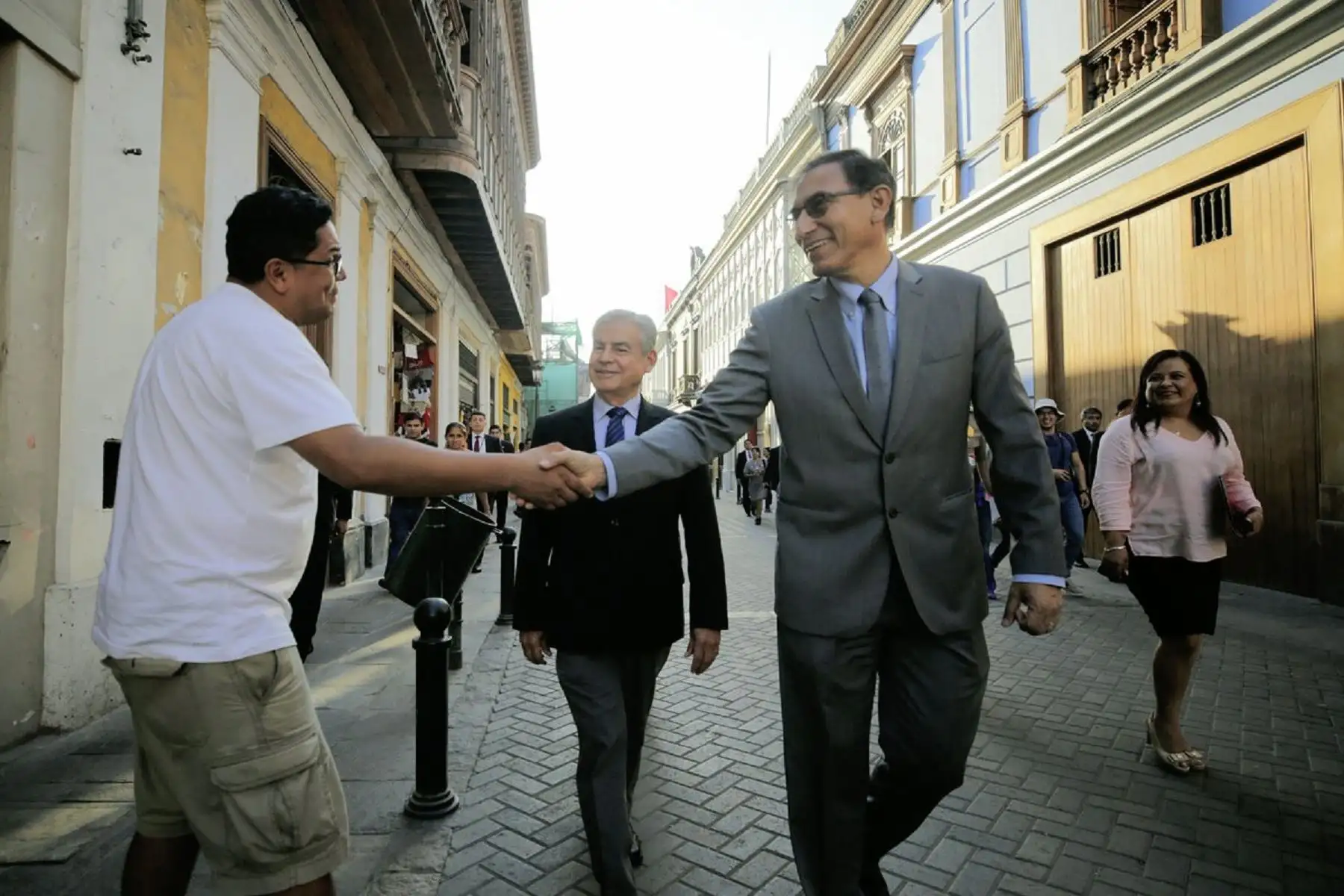 Presidente Martín Vizcarra y el jefe del Gabinete Ministerial, César Villanueva, saludan a la población mientras se dirigen al Ministerio de Economía para reunirse con gobernadores regionales. Foto: PCM.