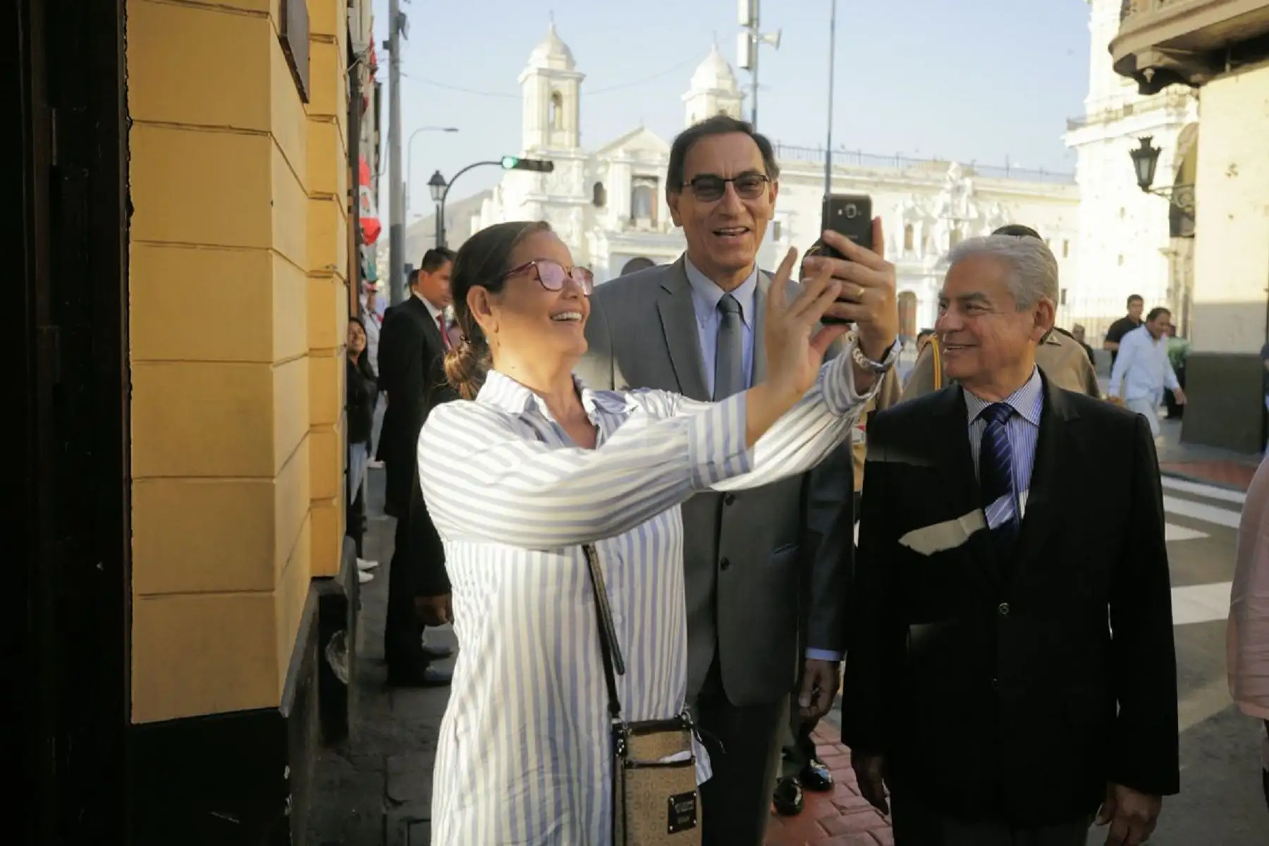 Presidente Martín Vizcarra y el jefe del Gabinete Ministerial, César Villanueva, saludan a la población al dirigirse a la sede del Ministerio de Economía para reunirse con gobernadores regionales. Foto: PCM.