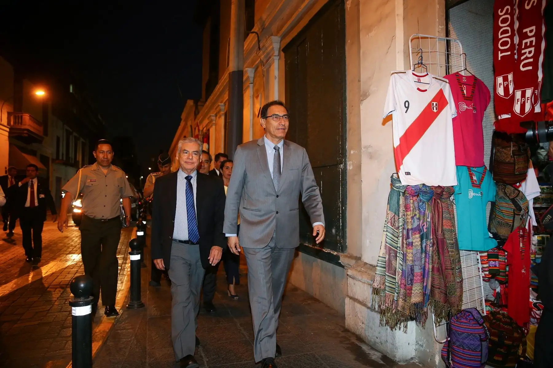 Presidente Martín Vizcarra y el jefe del Gabinete Ministerial, César Villanueva, retornan a Palacio de Gobierno tras reunirse con gobernadores regionales. Foto: Presidencia.