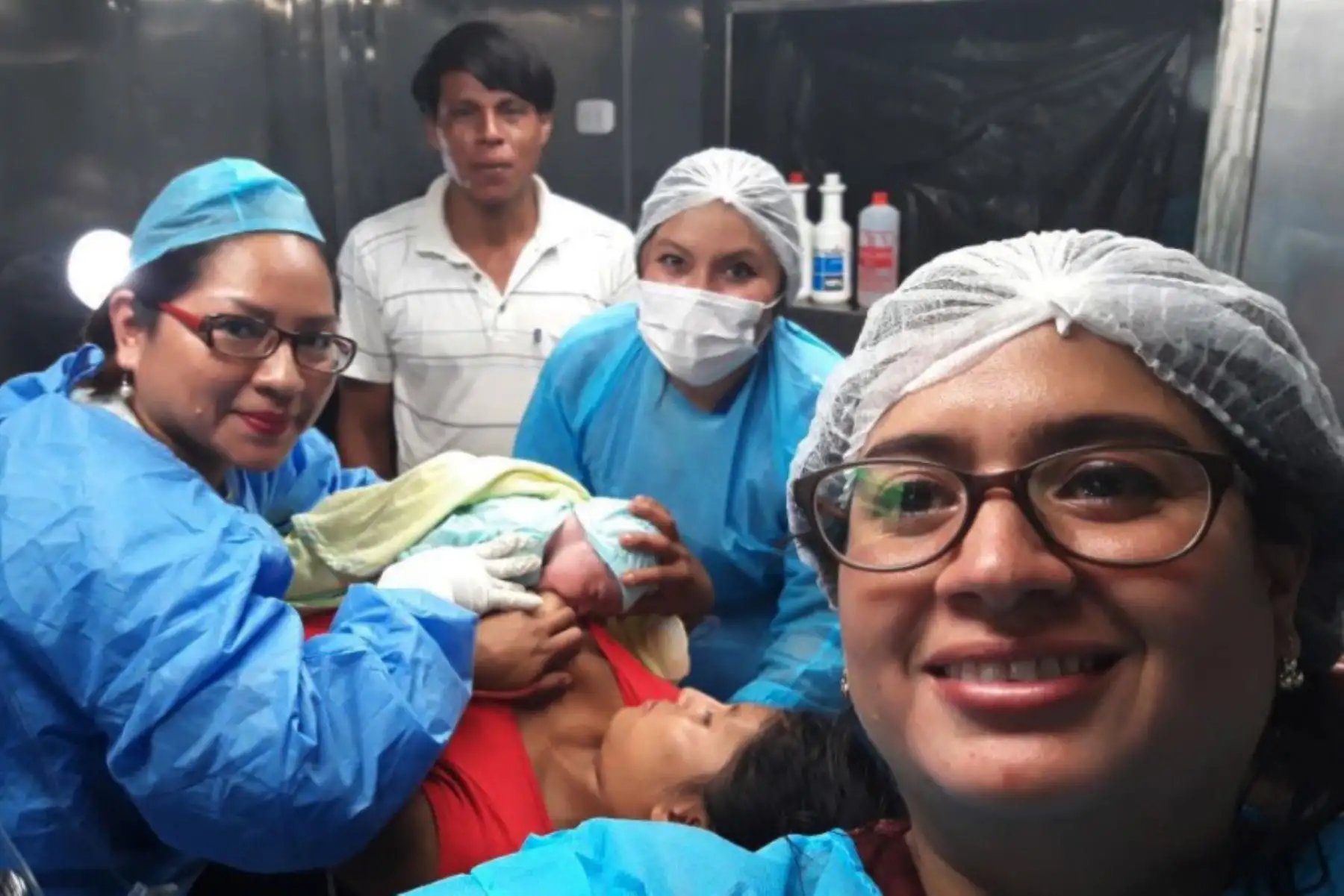 La pequeña Cinthia Abigail Pilar Macahuachi Vásquez nació a bordo de la PIAS Morona, mientras se encontraba brindando atención a la comunidad nativa de Patria Nueva, distrito Morona, región Loreto, como parte de su primera Campaña de Acción Social del 2018, haciendo efectiva la presencia del Estado en esta comunidad que se encuentra a 6 días por vía fluvial de Iquitos.