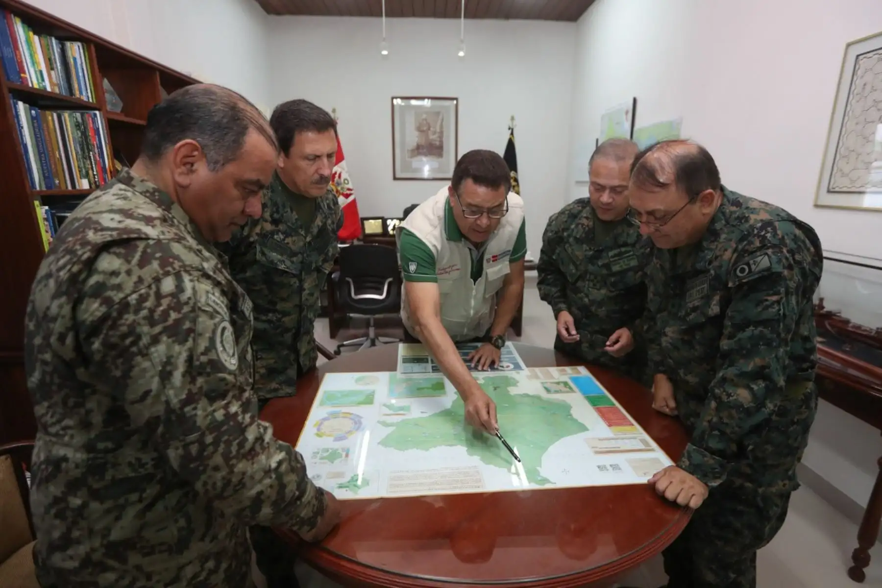 Ministro de Defensa llegó a Iquitos con el fin de inspeccionar las instalaciones militares desplegadas a lo largo de la frontera con Colombia. Foto: ANDINA/Difusión.