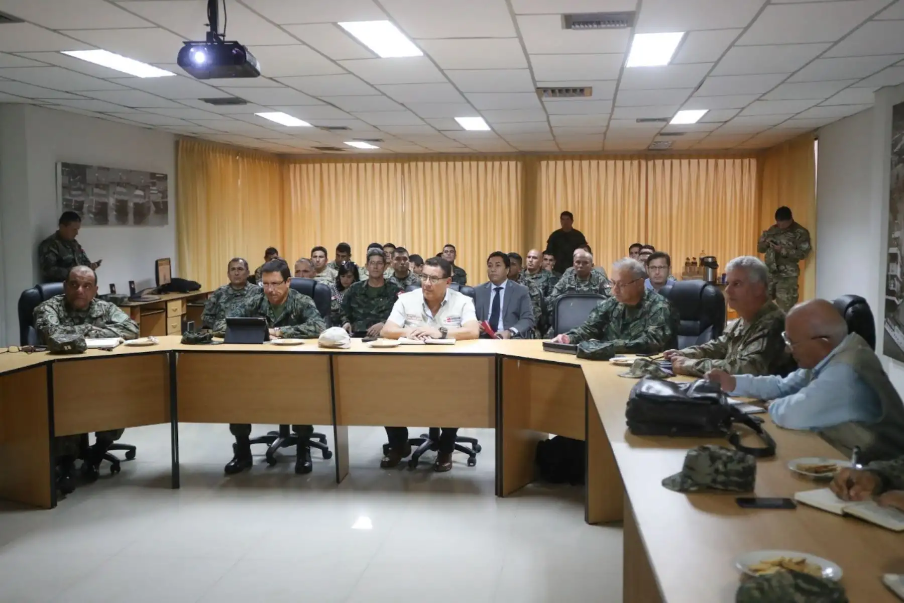 El ministro de Defensa, José Huerta Torres, llegó a la ciudad de Iquitos con el fin de inspeccionar las instalaciones militares desplegadas a lo largo de la frontera con Colombia. Foto: ANDINA/Difusión.